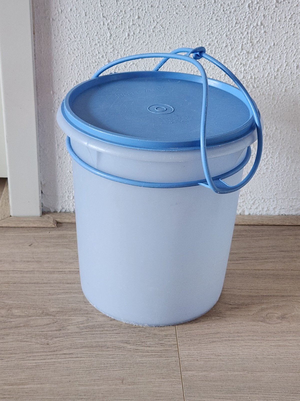 Tupperware wasemmer met draaghengsel en deksel, Gebruikt, 900 ml, Blauw, Ophalen of Verzenden