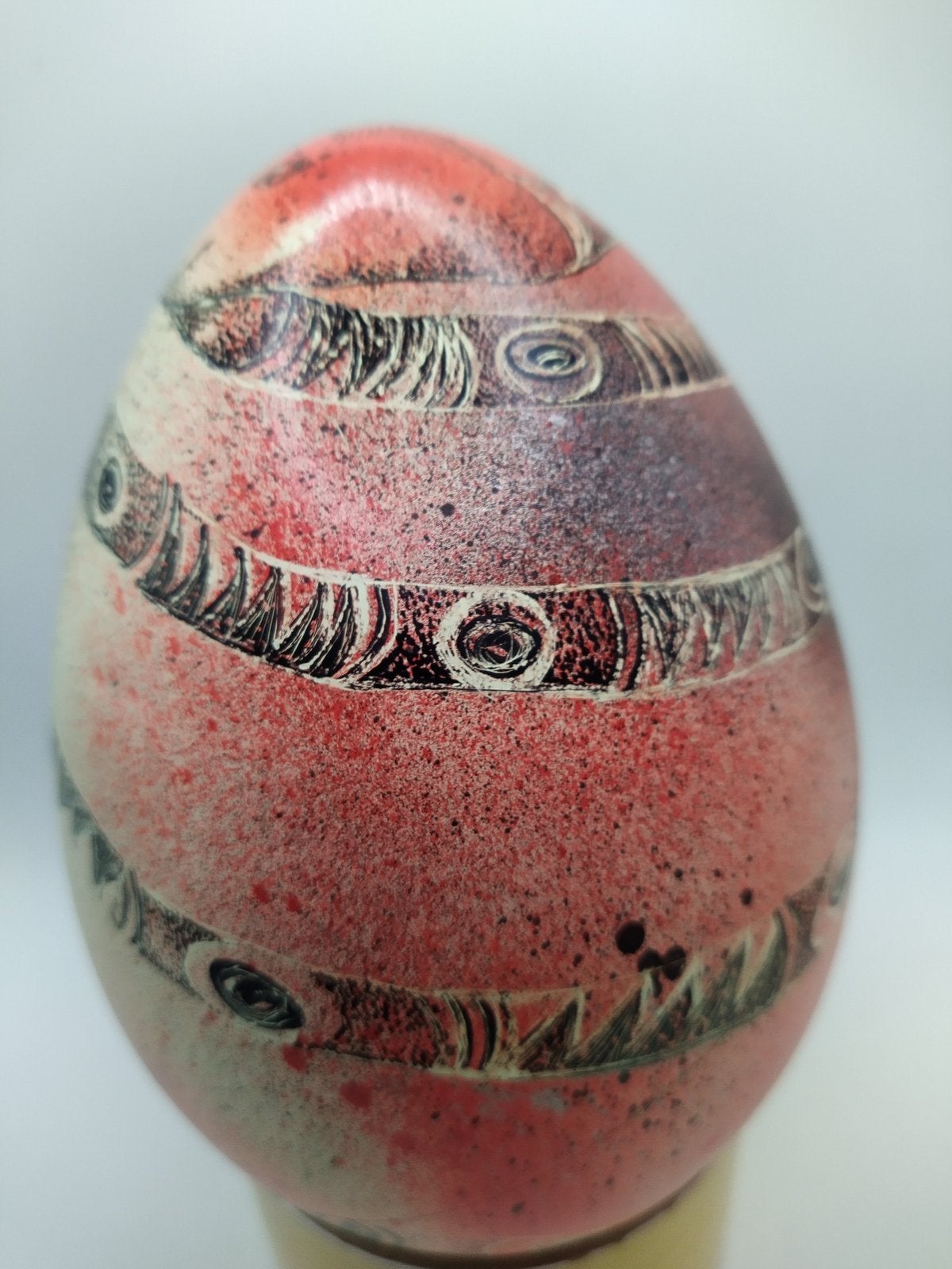 Rood bespoten eivorm met slang., Ophalen of Verzenden