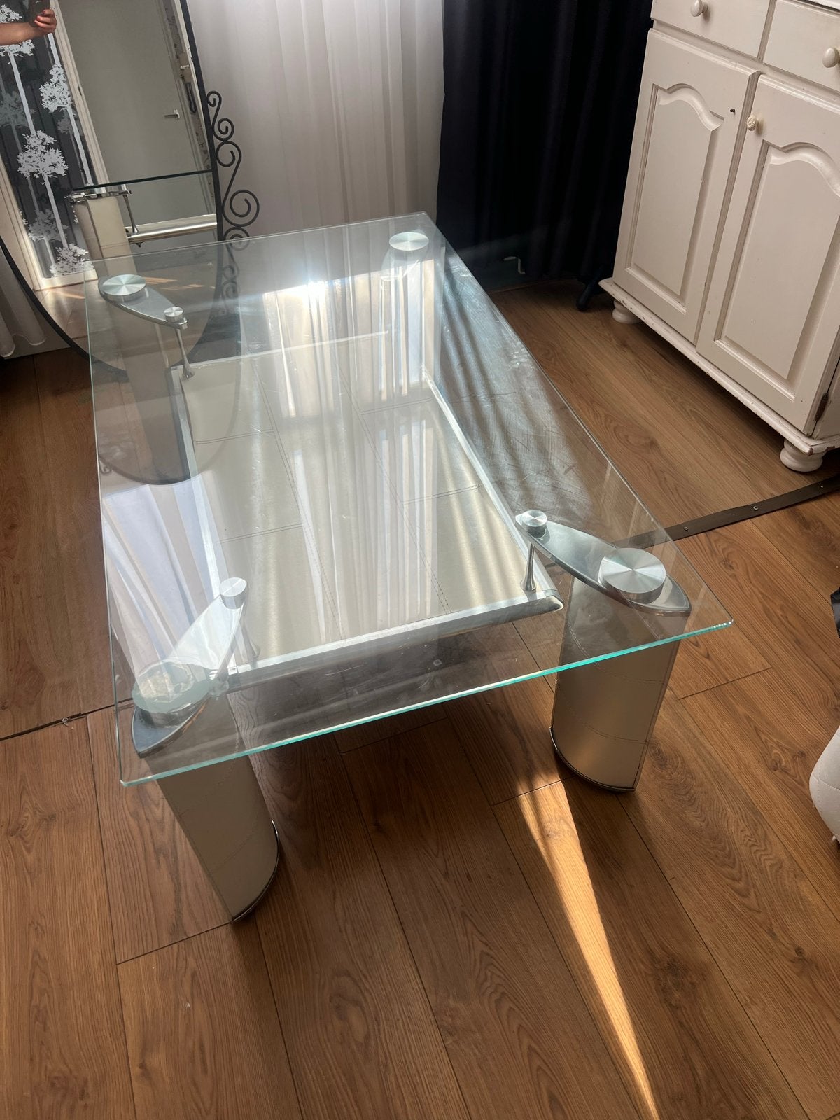 Glazen salontafel met metalen onderstel, 50 – 75, Gebruikt, 100 tot 150 cm, Glas