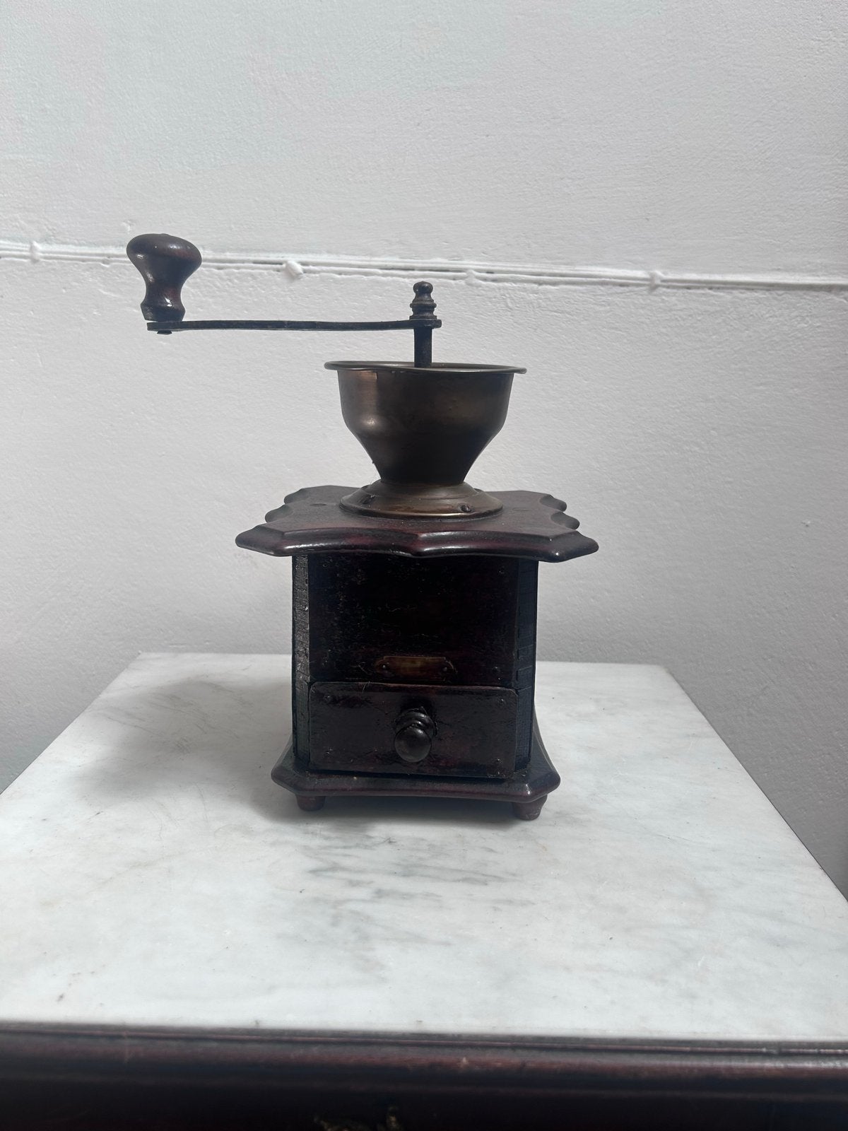 Antieke houten koffiemolen met koperen vultrechter, Antiek en Kunst, Antiek | Keukenbenodigdheden, Ophalen of Verzenden
