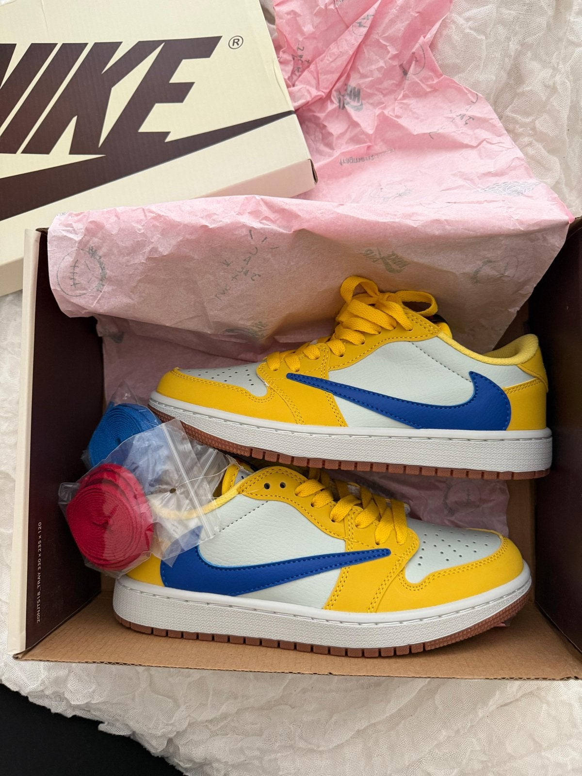 Air Jordan 1 Retro Low OG SP Travis Scott Canary, Kleding | Dames, Ophalen of Verzenden, Nieuw, Geel, Sneakers of Gympen