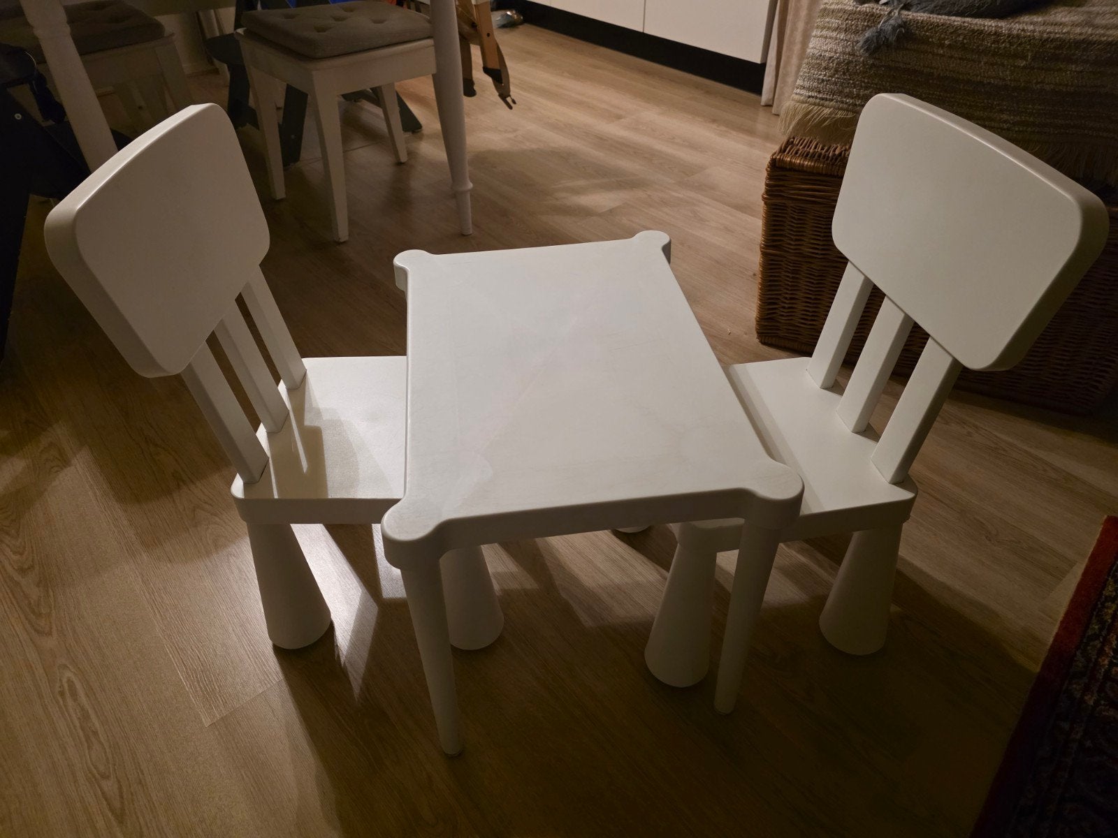 Ikea mammut kinderstoeltjes wit met Ikea Utter kindertafel, Kinderen en Baby's, Ophalen, Zo goed als nieuw, Tafel(s) en Stoel(en)