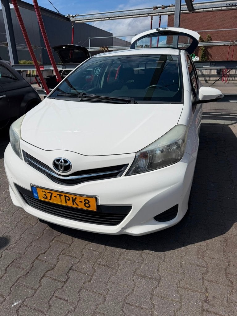 Toyota Yaris 1.0 Vvt-i 2012 Wit | 5DR | Camera | APK 04-2027, Euro 5, 40 €/maand, 750 kg, Wit