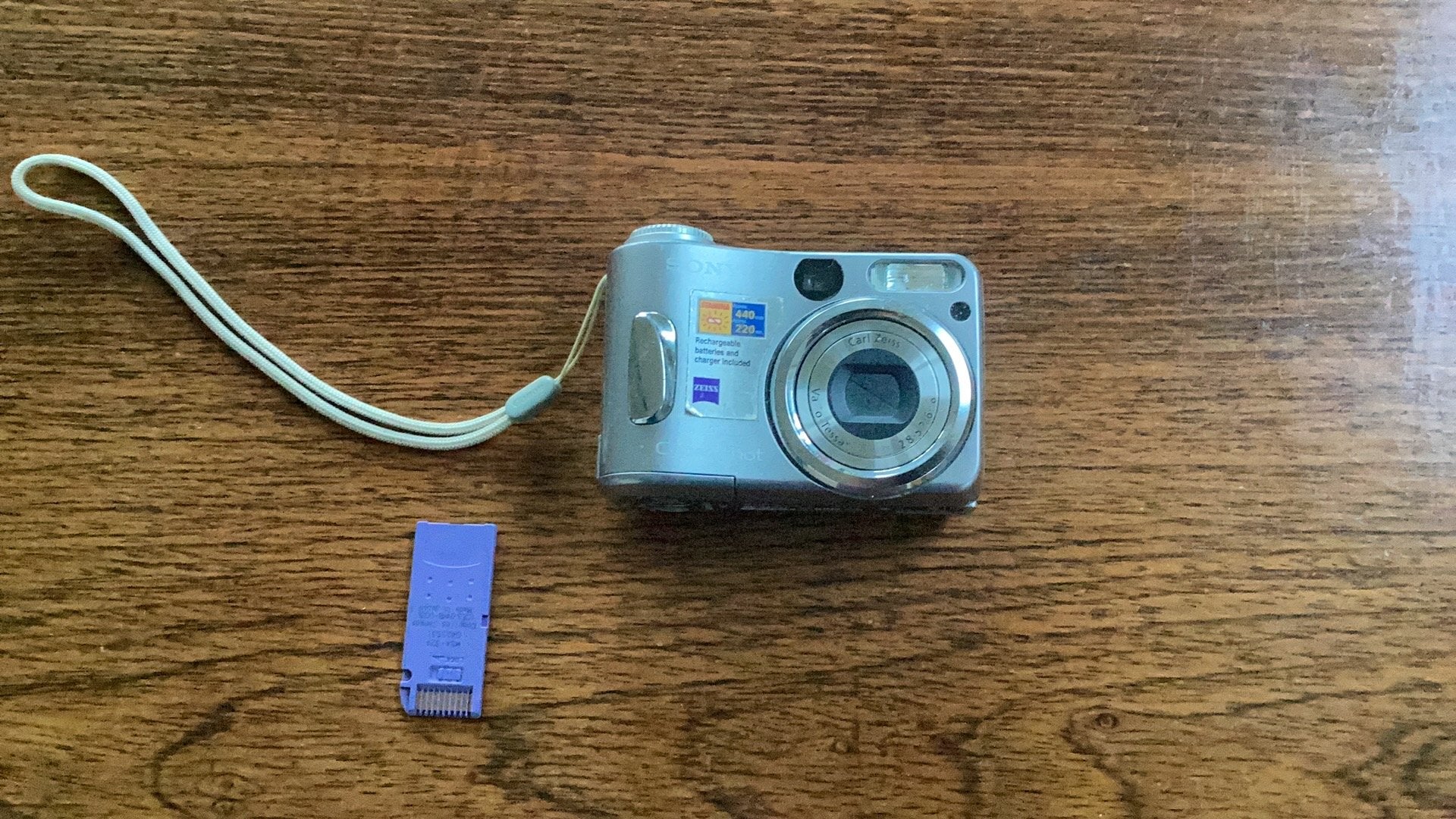 Sony fotocamera met Carl Zeiss lens, Ophalen of Verzenden, Zo goed als nieuw, Sony