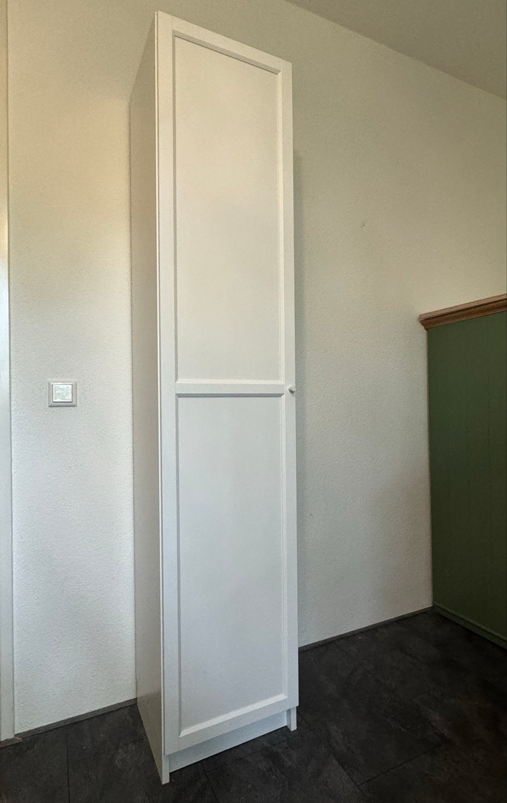 Witte smalle kast met planken, Ophalen, Zo goed als nieuw