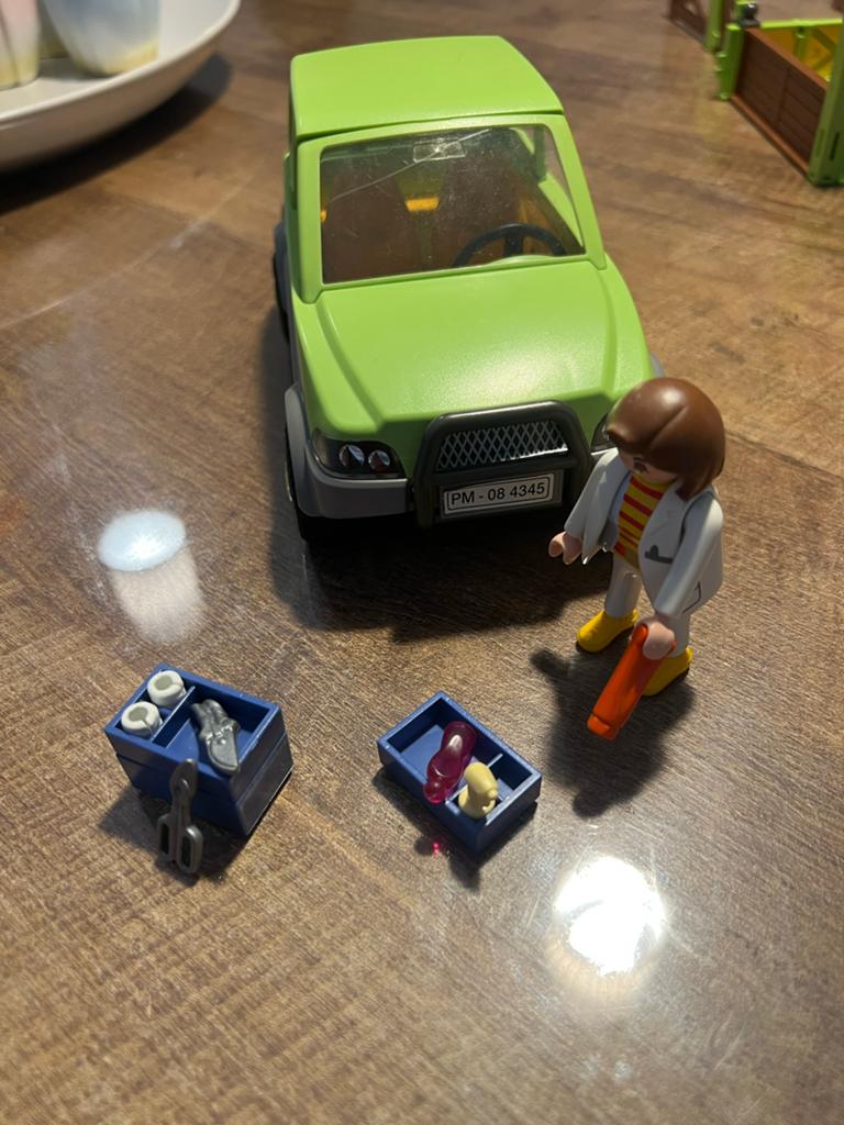 Playmobil Dierenarts met Jeep en Accessoires, Ophalen of Verzenden, Gebruikt, Complete set