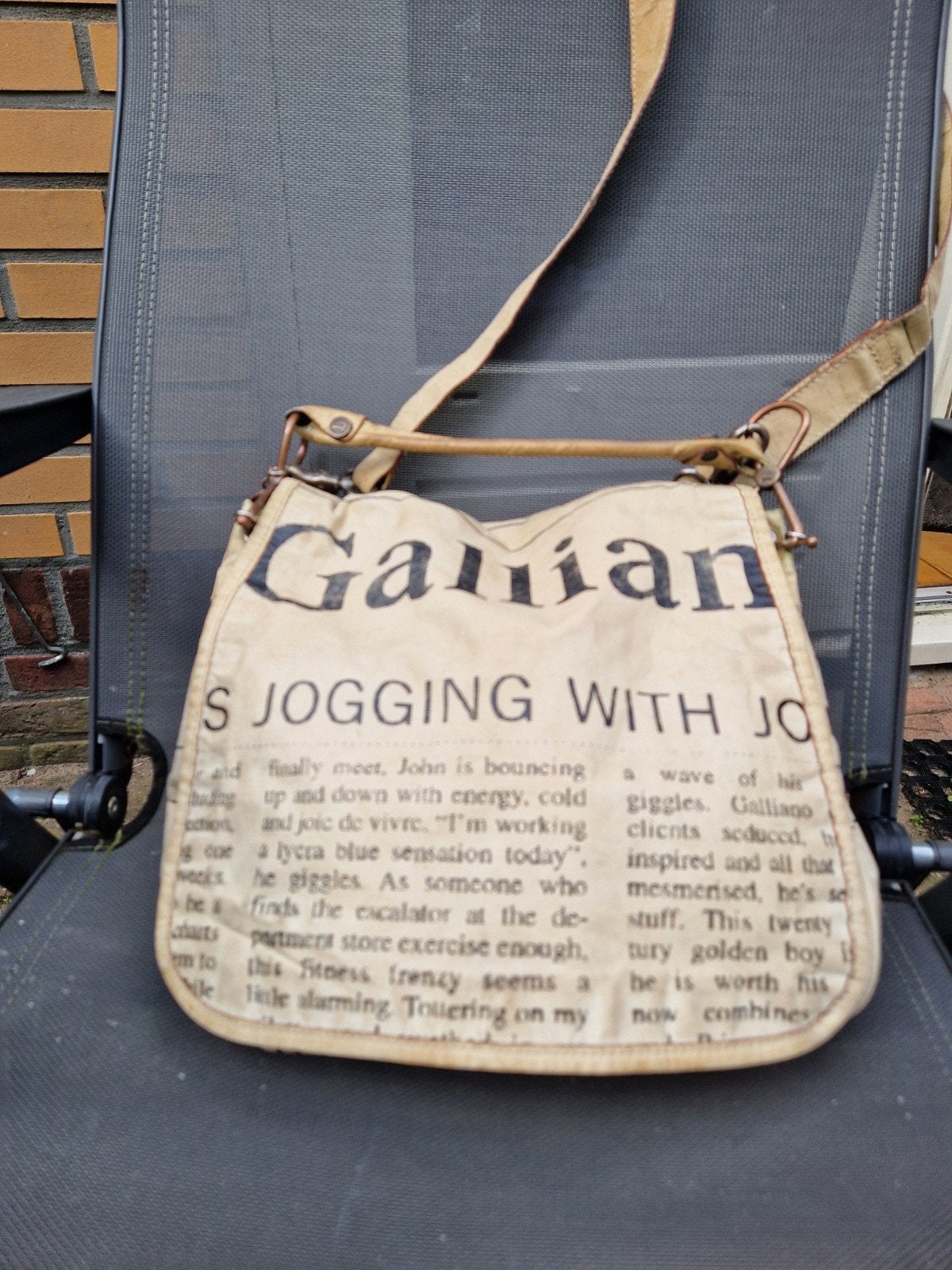 prachtige vintage John Galliano Gazette Newspaper tas, Ophalen of Verzenden, Gebruikt, Overige kleuren, Schoudertasje