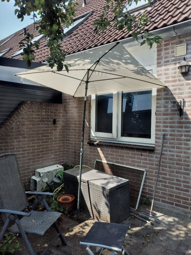 beige parasol, Ophalen of Verzenden, Zo goed als nieuw, 1 tot 2 meter, Stokparasol