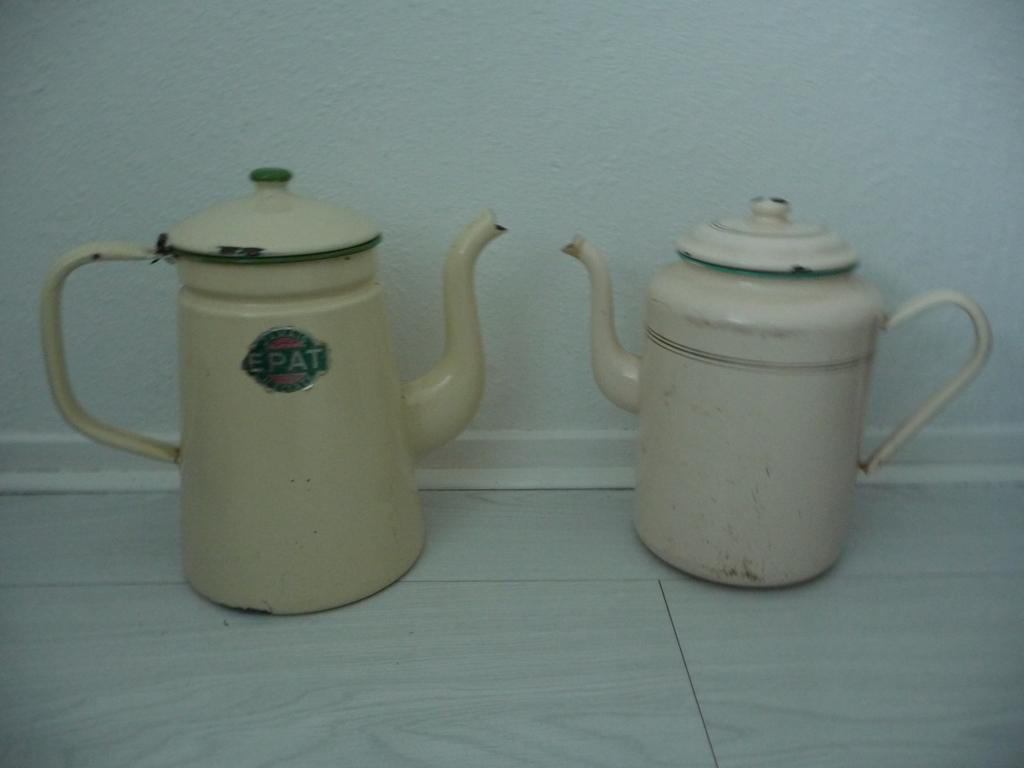 oude EMAILLE KOFFIEKANNEN 2 stuks, creme kleurig, Antiek en Kunst, Ophalen of Verzenden