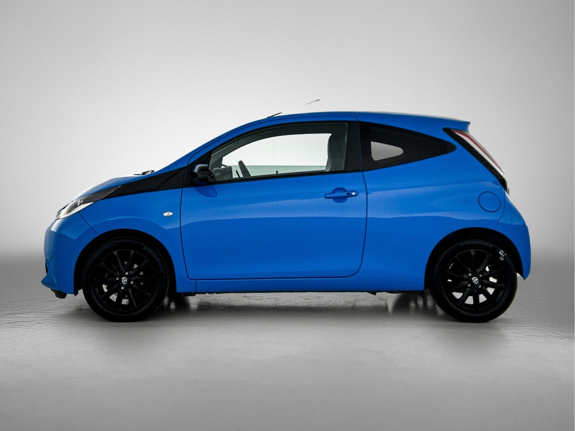 Toyota Aygo 1.0 VVT-i x-play | Handbedrijfsrem met segmentga, 12 maanden, Gebruikt, Origineel Nederlands, 3 cilinders