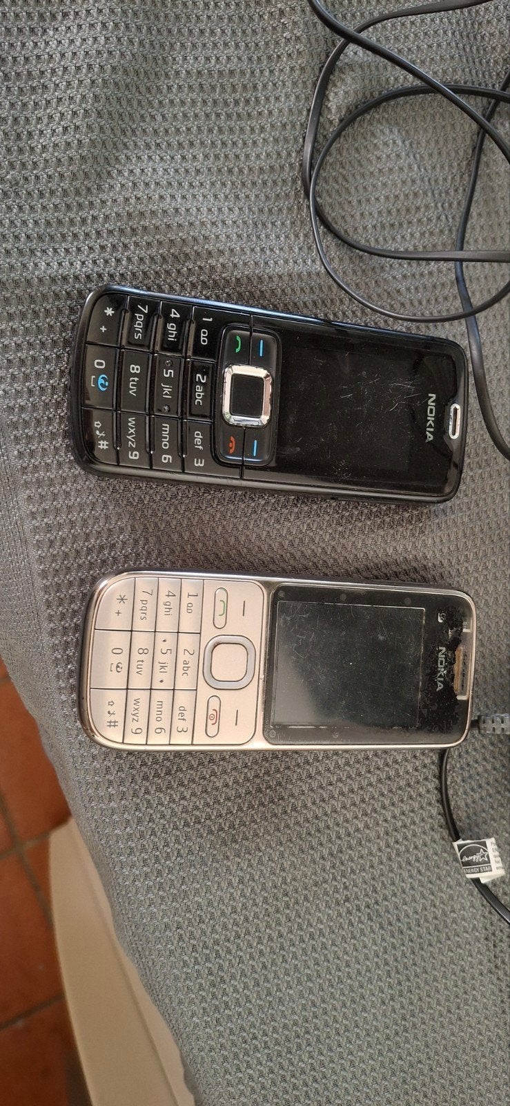2x Nokia klassieke telefoons met opladers en oortjes, Gebruikt, Zwart, Fysiek toetsenbord, Ophalen of Verzenden