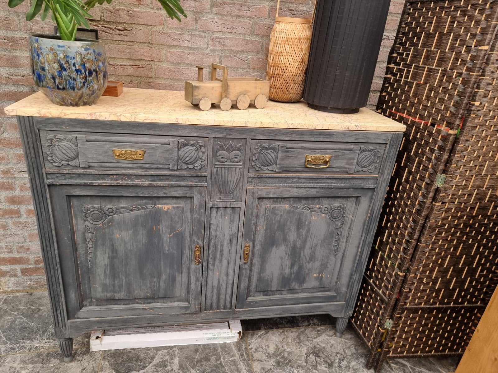 Kast  met marmeren blad en houtsnijwerk, Antiek en Kunst, Ophalen
