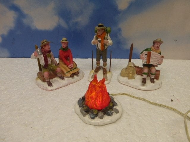 lemax Alpine ski party kerstdorp poppetjes figurine kampvuur, Diversen, Kerst, Ophalen of Verzenden, Zo goed als nieuw
