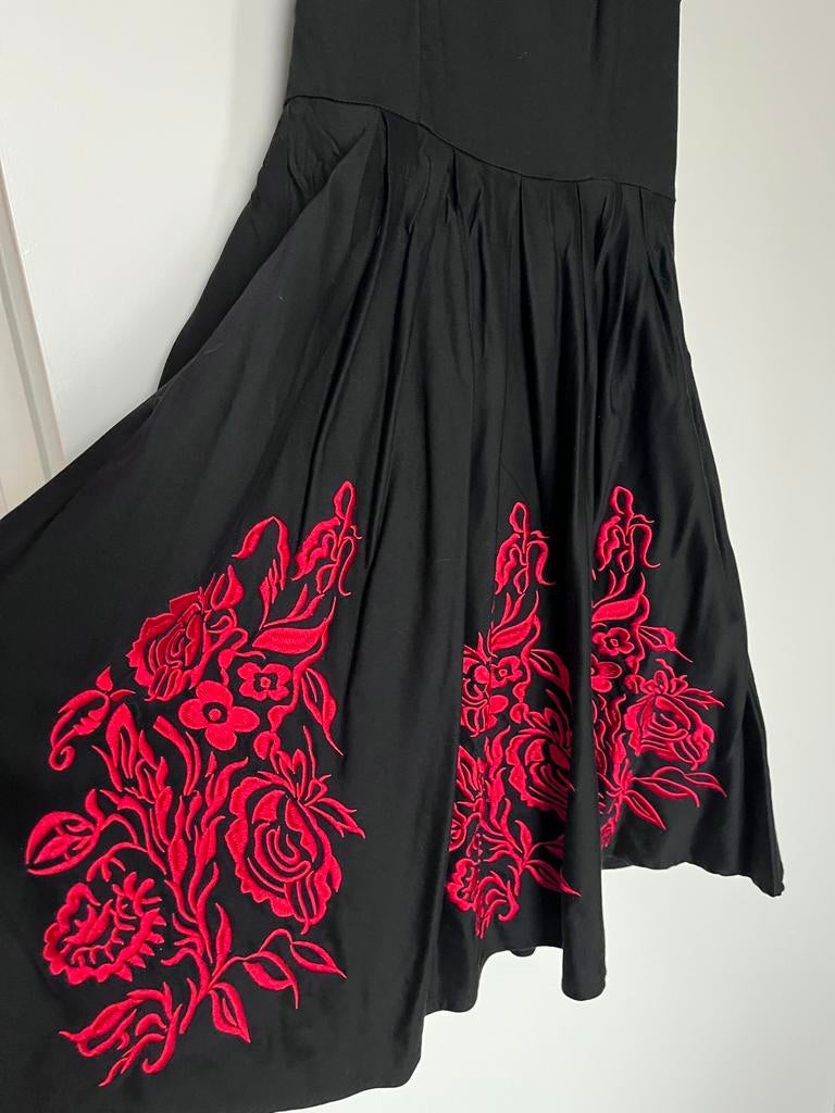 Dolly and Dotty jurk met geborduurde rode bloemen - Maat 36/, Kleding | Dames, Jurken, Zo goed als nieuw, Maat 36 (S), Zwart, Onder de knie