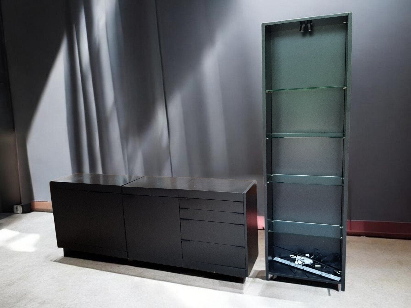 Vintage zwarte Pastoe kasten: Hoge vitrine & lage dressoir, Ophalen, Gebruikt