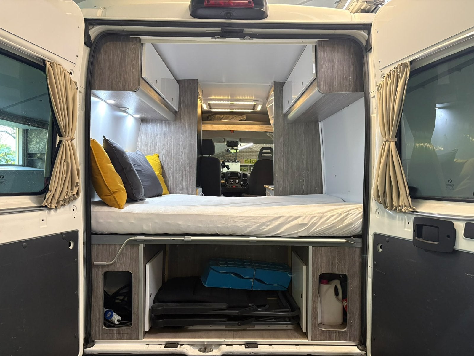 Foto 12 van Peugeot Boxer Camper - dwarsbed