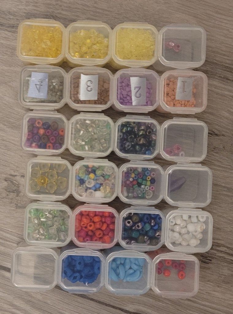 Bakjes met kraaltjes om sieraden te maken, Ophalen of Verzenden, Nieuw, Kraal