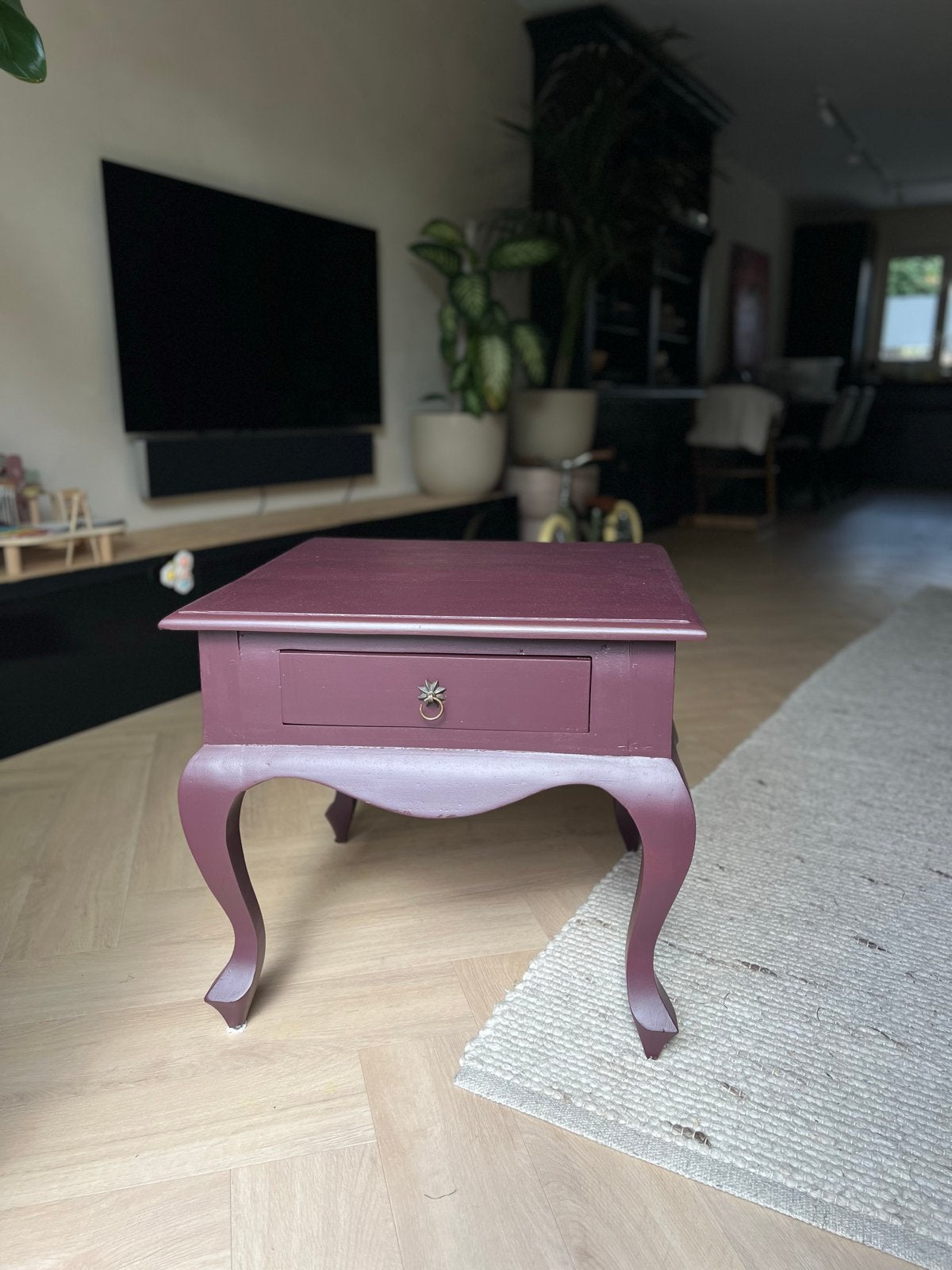 Queen Anne stijl Bordeauxrood bijzettafeltje met lade, Huis en Inrichting, Ophalen, Minder dan 45 cm, Minder dan 55 cm, Gebruikt