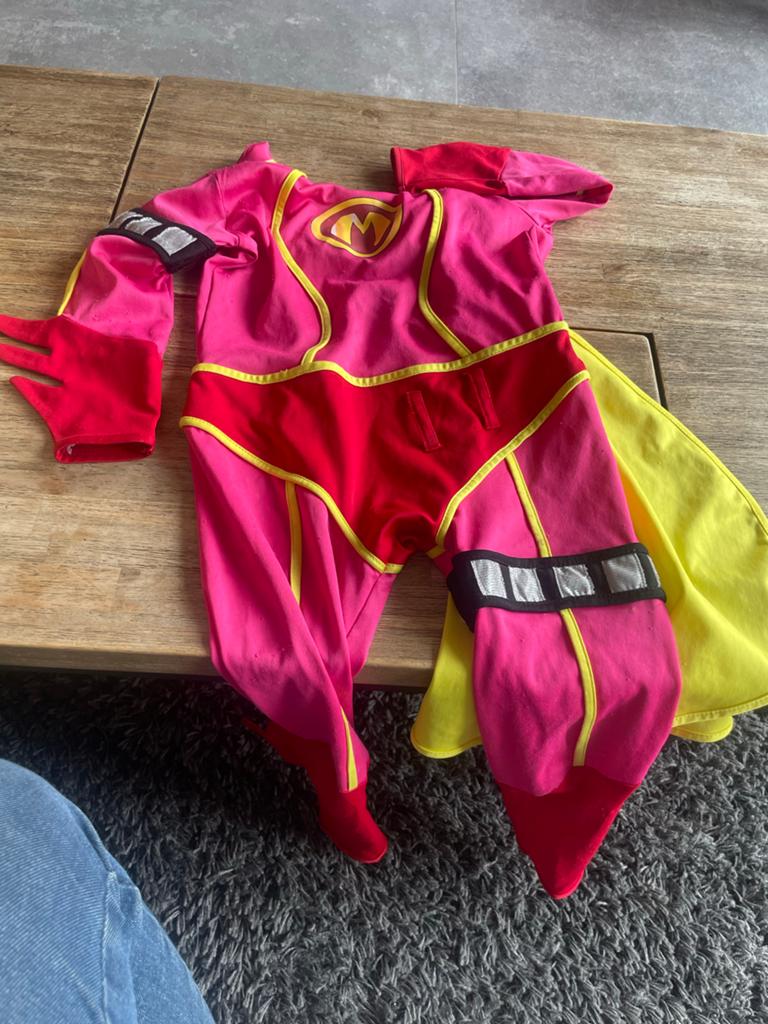Superheldenpak roze/rood met cape - Maat 98/104, Ophalen of Verzenden, Gebruikt, Meisje, Overige typen