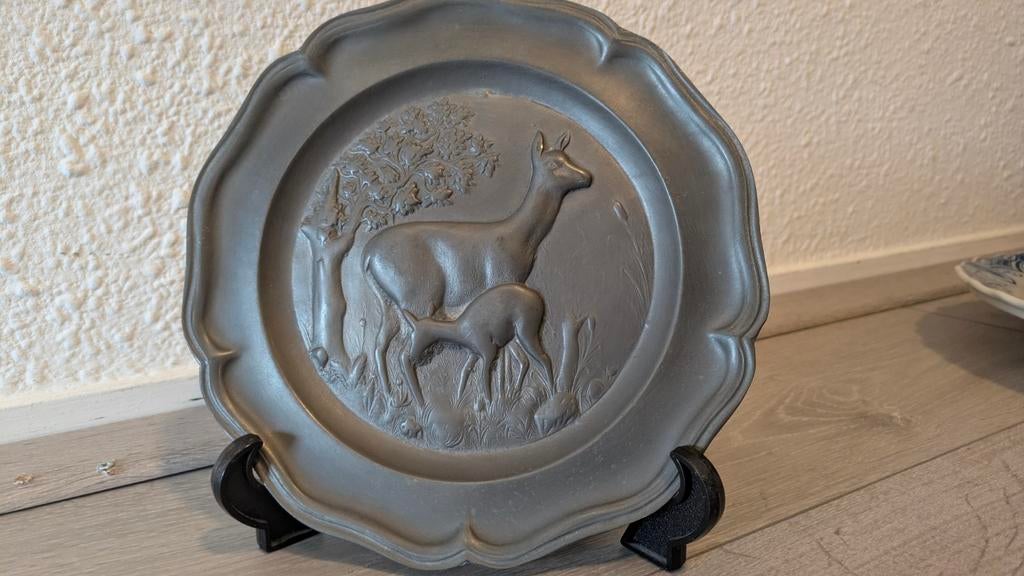 Decoratief tinnen bord met hertenmotief - 20cm, Antiek en Kunst, Antiek | Tin, Ophalen of Verzenden
