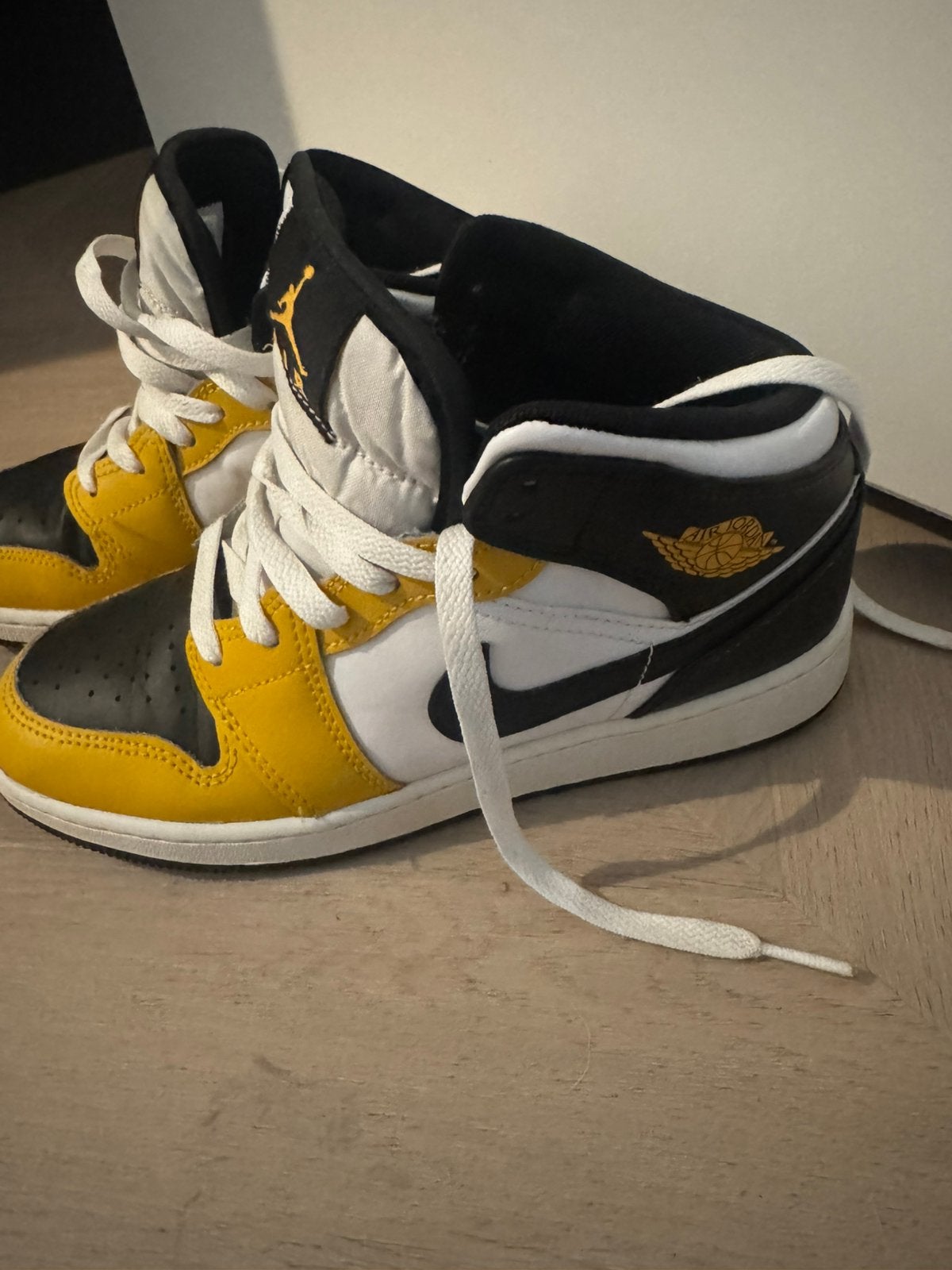 Nike Air Jordan 1 Mid - Zwart, Geel, Wit - Maat 37,5, Zwart, Ophalen of Verzenden, Sneakers of Gympen, Zo goed als nieuw