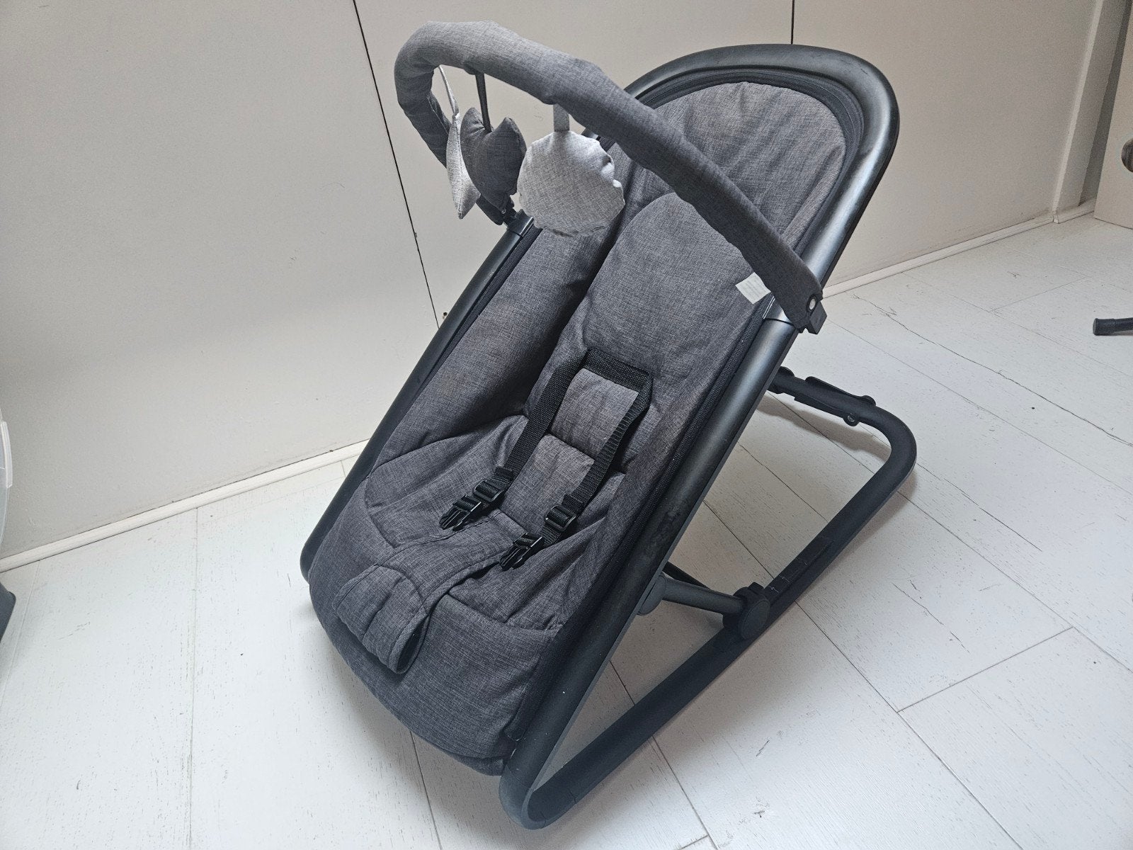 Baby wipstoel / relaxstoel grijs + speelboog – nette staat, Wipstoel, Ophalen, Overige merken, Met gordel(s) of riempje(s)