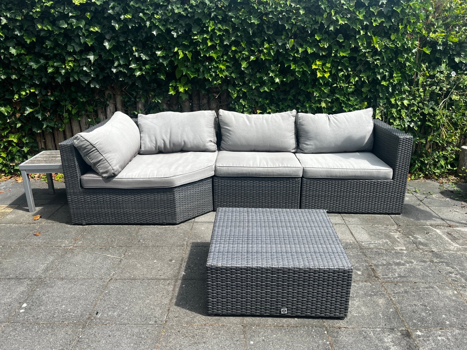 Grijze poly rattan bank met stoel en hocker, Tuin en Terras, Ophalen, Bank, 3 zitplaatsen, Zo goed als nieuw