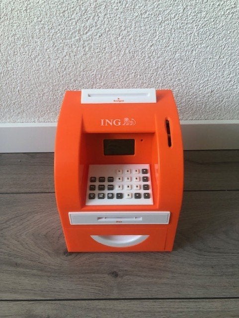 ING PINNIEMAAT te koop! Met originele stickervellen en pas., Verzamelen, Spaarpotten, Ophalen of Verzenden, Nieuw, Metaal of Blik