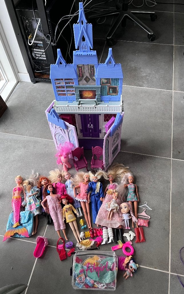 barbie poppen met kasteel, Ophalen of Verzenden, Zo goed als nieuw, Barbie