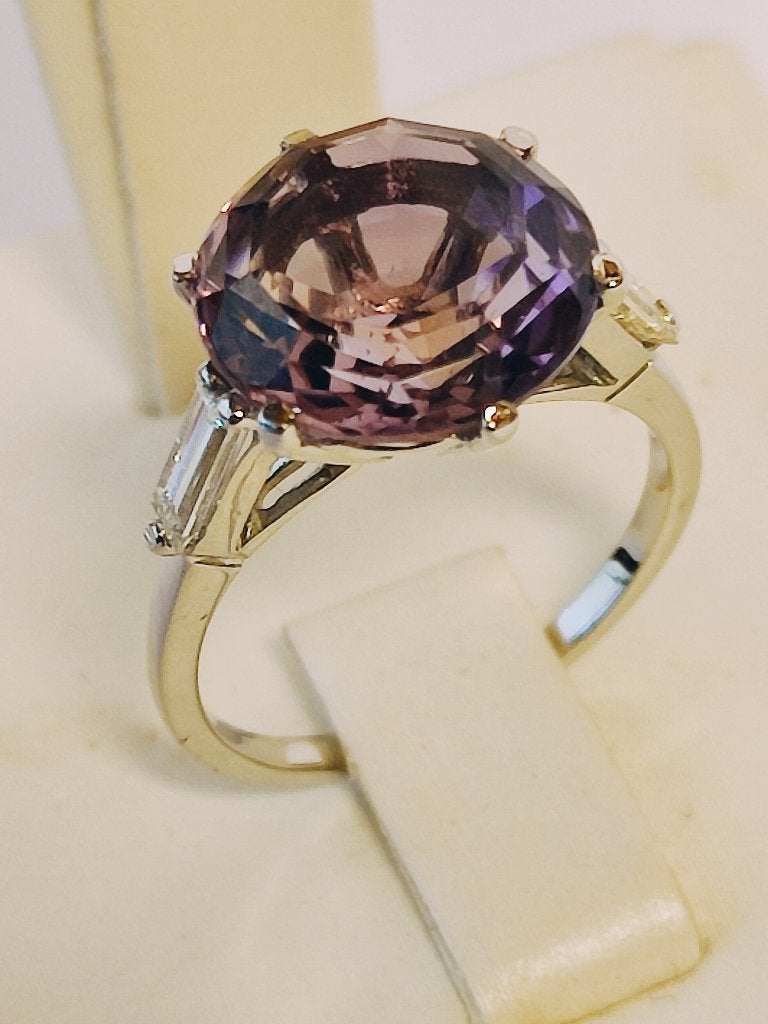Gouden ring met amethist 5,85kt en diamanten 0,57kt, Sieraden, Tassen en Uiterlijk, Ringen, Ophalen of Verzenden, Zo goed als nieuw