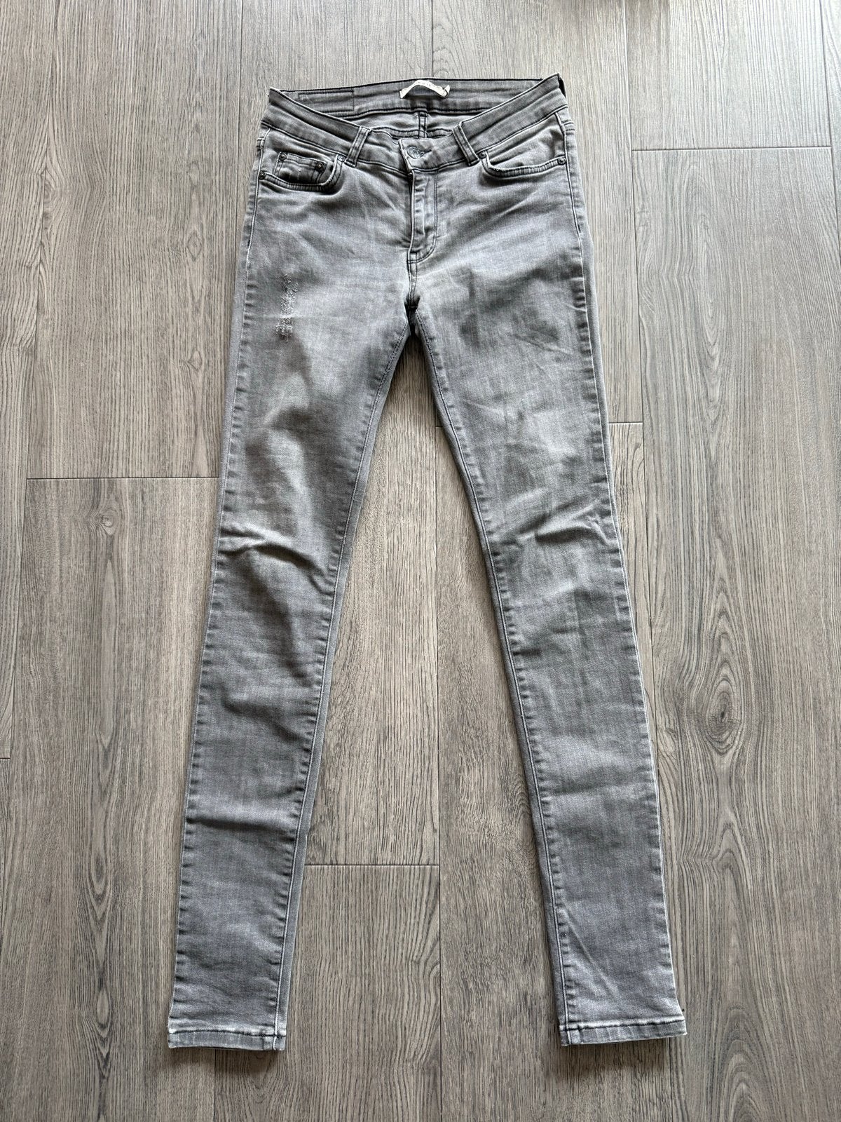 Nikkie jeans grijs - maat 27 - gedragen!, Ophalen of Verzenden, Gedragen, Grijs, W27 (confectie 34) of kleiner