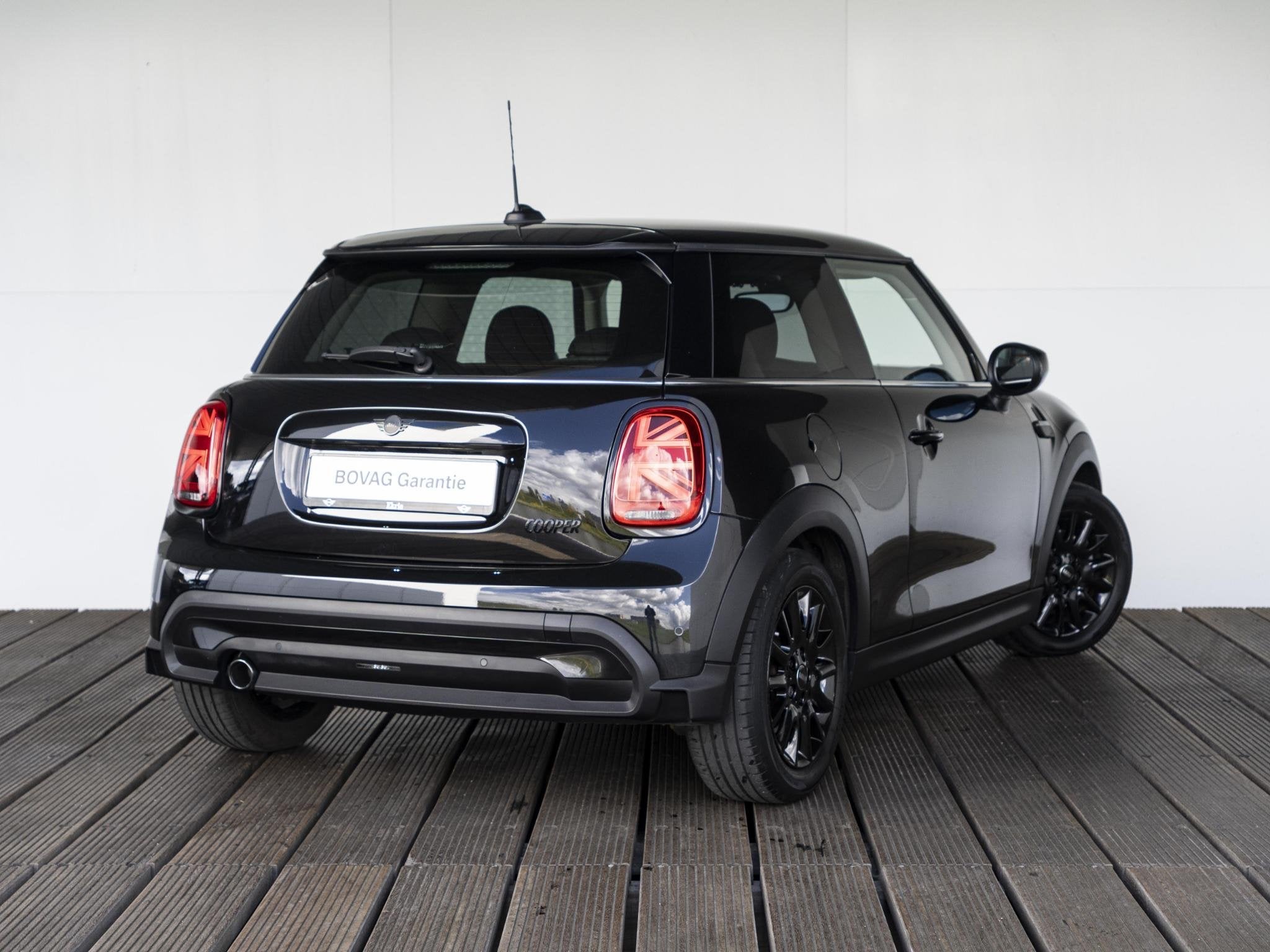 MINI 3-deurs Cooper Classic + Navigatie + Black Exterieur pa, Auto's, Mini, Voorwielaandrijving, 12 maanden, Gebruikt, 4 stoelen