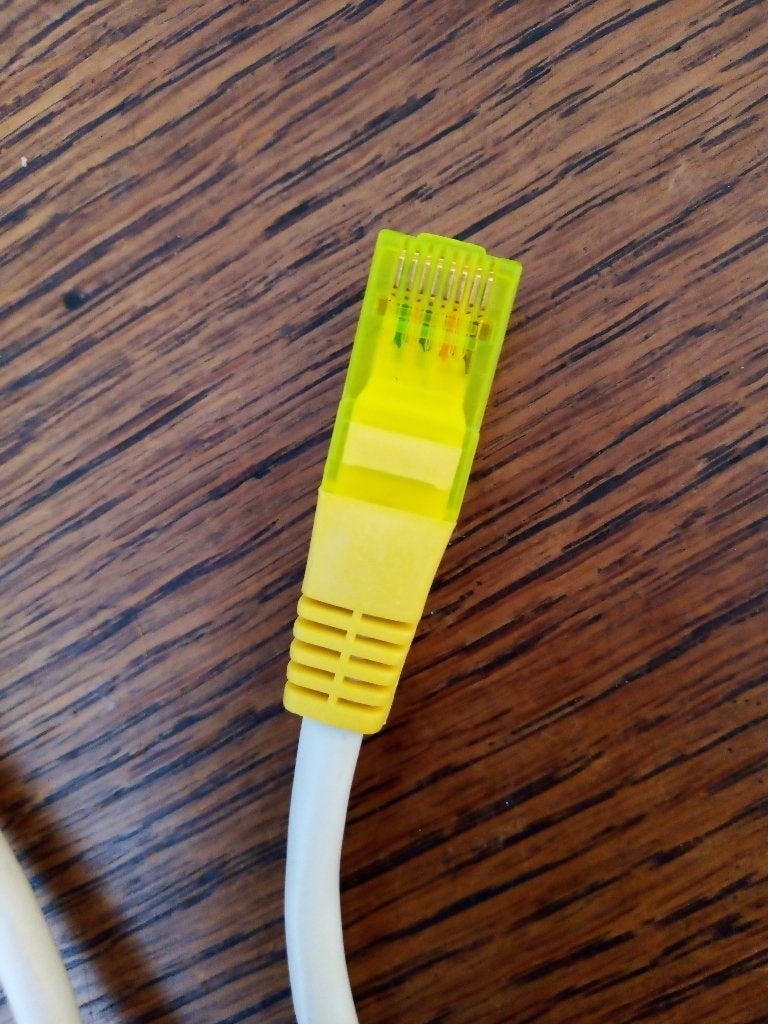 Nieuwe KPN Ethernetkabel RJ45 geel/netwerkkabel - 1,5 meter-, Ophalen of Verzenden, Nieuw