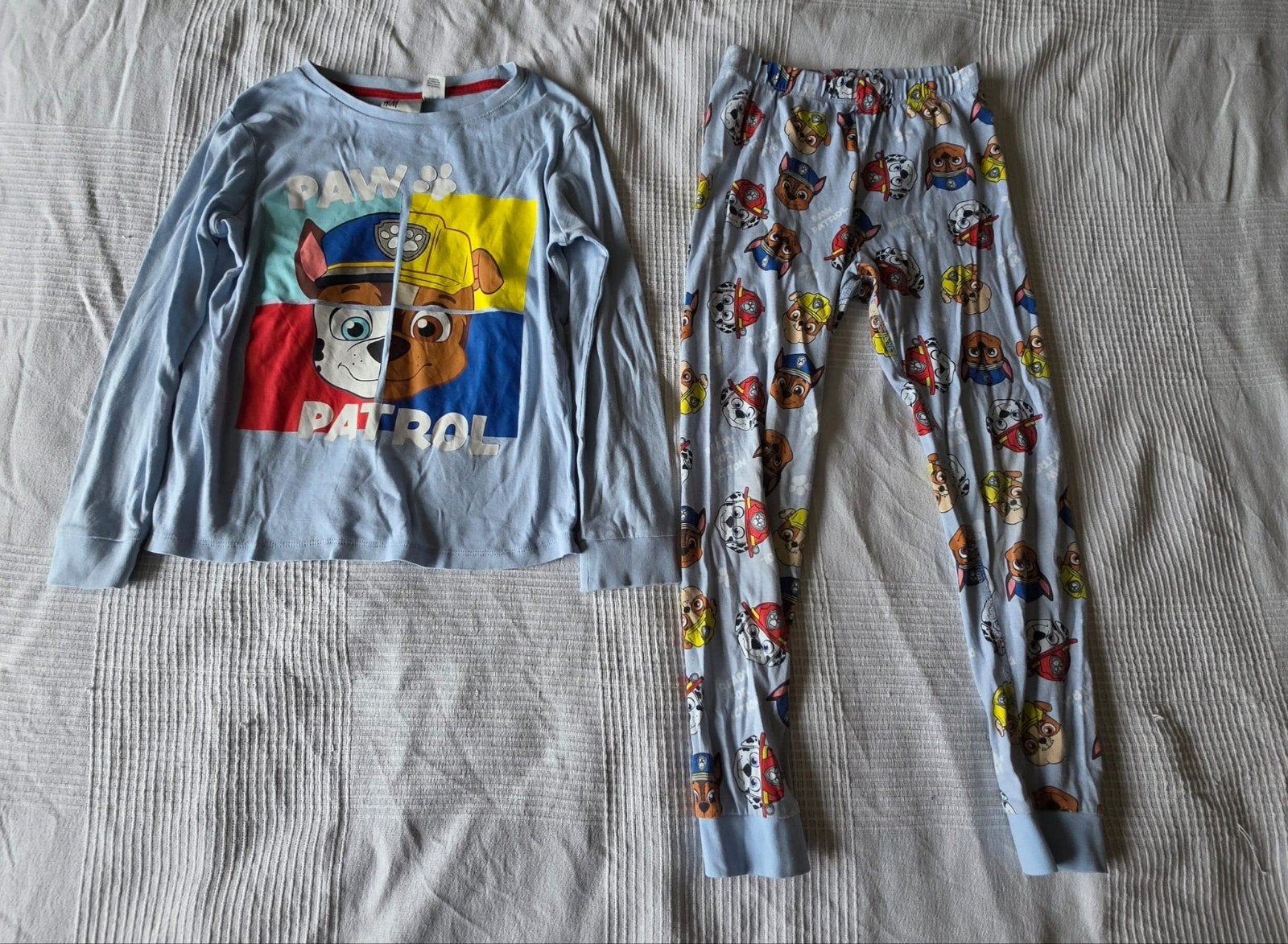 Set van 2 pyjama's van Paw Patrol en Pokemon in maat 122/128, Nacht- of Onderkleding, Gebruikt, H&M, Ophalen of Verzenden