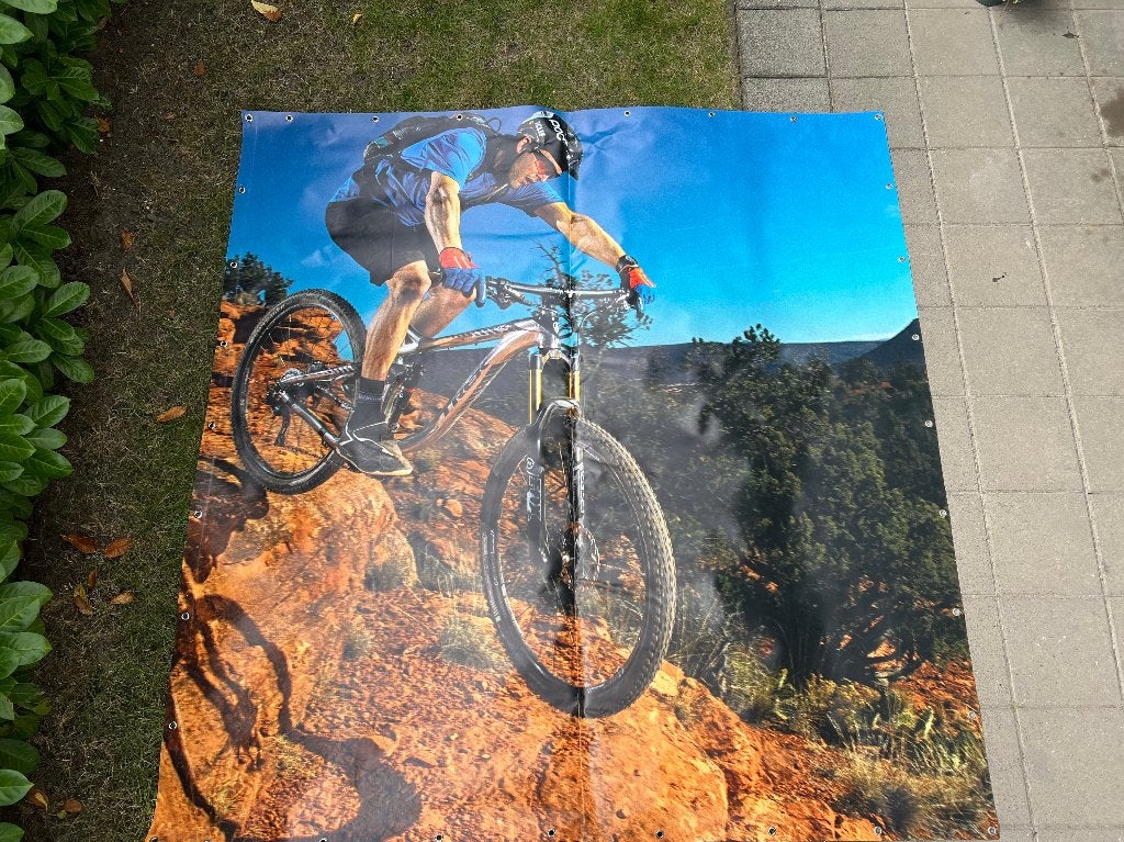 Foto 4 van Trek cool groot reclamezeil met mountainbike