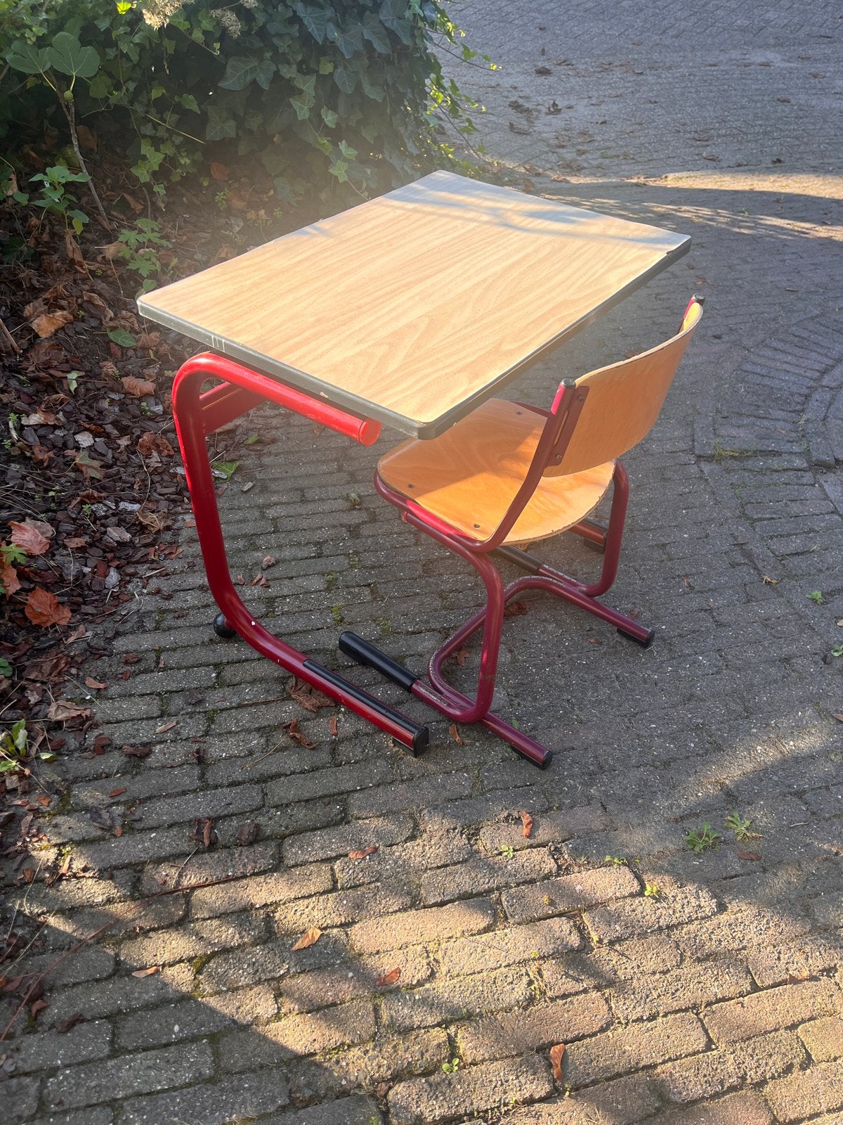 Vintage, klassiek schoolbureau met stoel - rood/hout, Ophalen, Gebruikt, Metaal, Schoolbureau