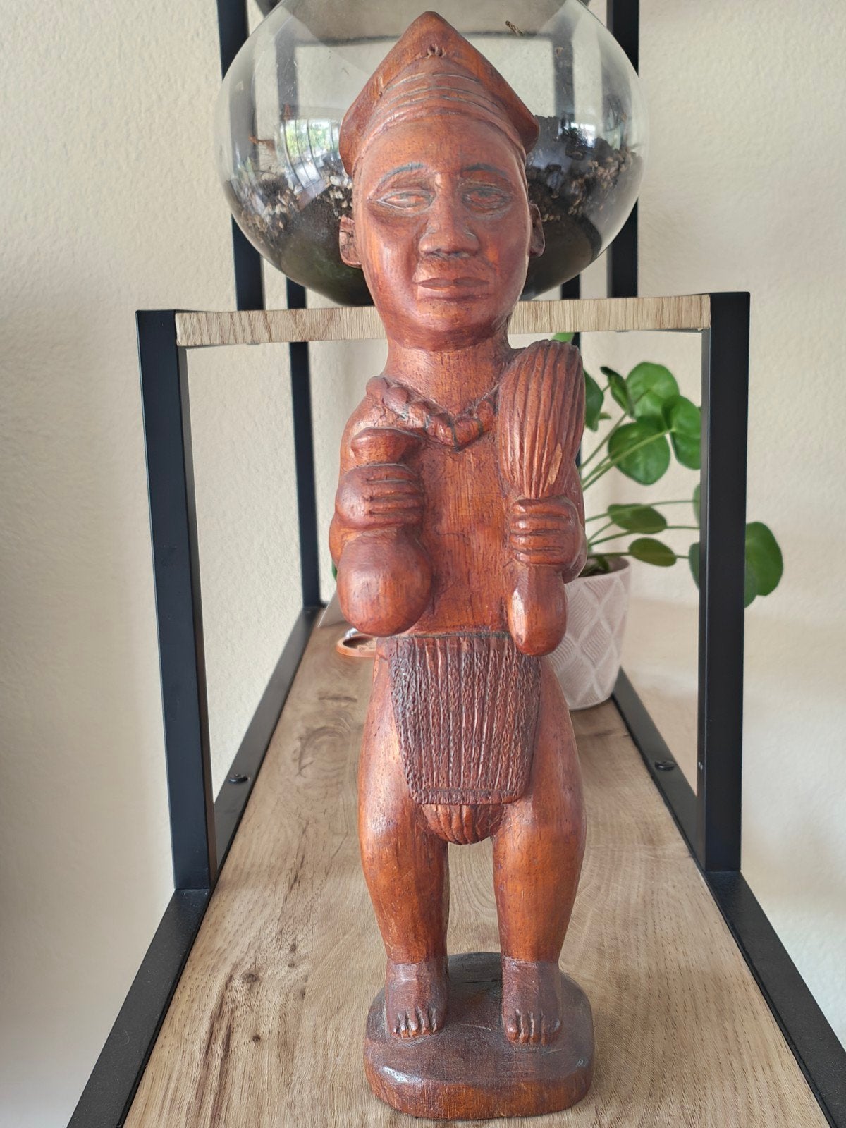 Houtsnijwerk uit Kameroen, Antiek en Kunst, Kunst | Beelden en Houtsnijwerken, Ophalen of Verzenden, Beeld, Hout, Bruin