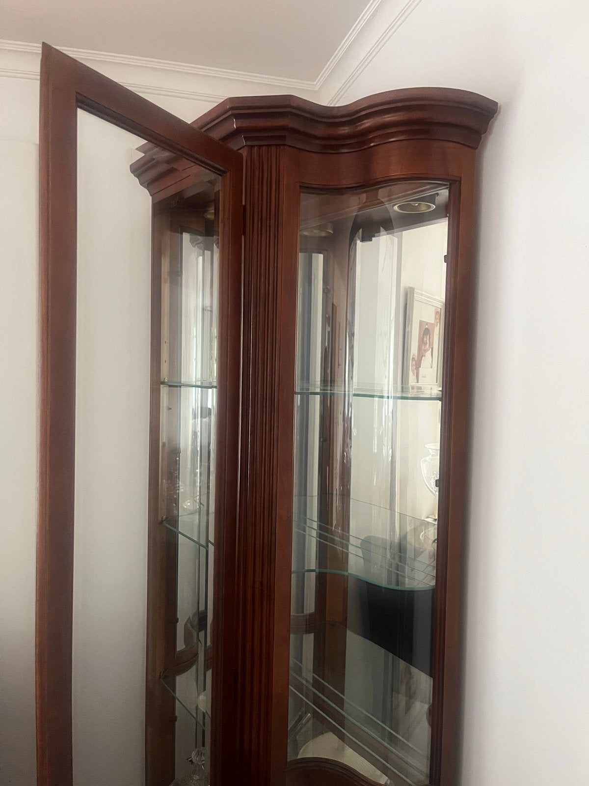 Elegante vitrinekast van hout en glas, Huis en Inrichting, Kasten | Vitrinekasten, Ophalen, 100 tot 150 cm, 50 tot 100 cm, Zo goed als nieuw