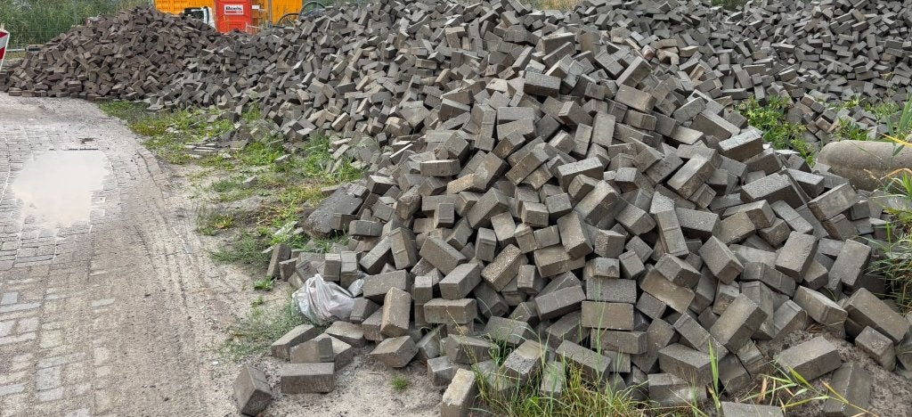 Grote partij gebruikte Betonklinkers, BKK, BSS, Grijs, 8cm, Klinkers, Ophalen of Verzenden, Zo goed als nieuw, 10 m² of meer