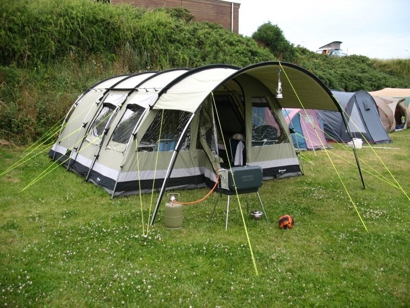 Outwell Bear Lake 6 familietent met bolon tenttapijt, Ophalen, Gebruikt, Tot en met 6