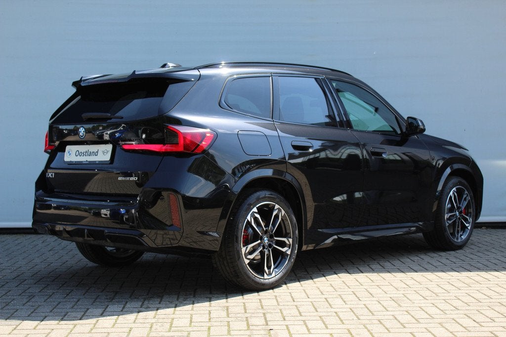 BMW iX1 eDrive20 M Sport / Trekhaak / Sportstoelen / M Adapt, Auto's, BMW, Elektrische stoelverstelling, Zwart, Zwart, Nieuw