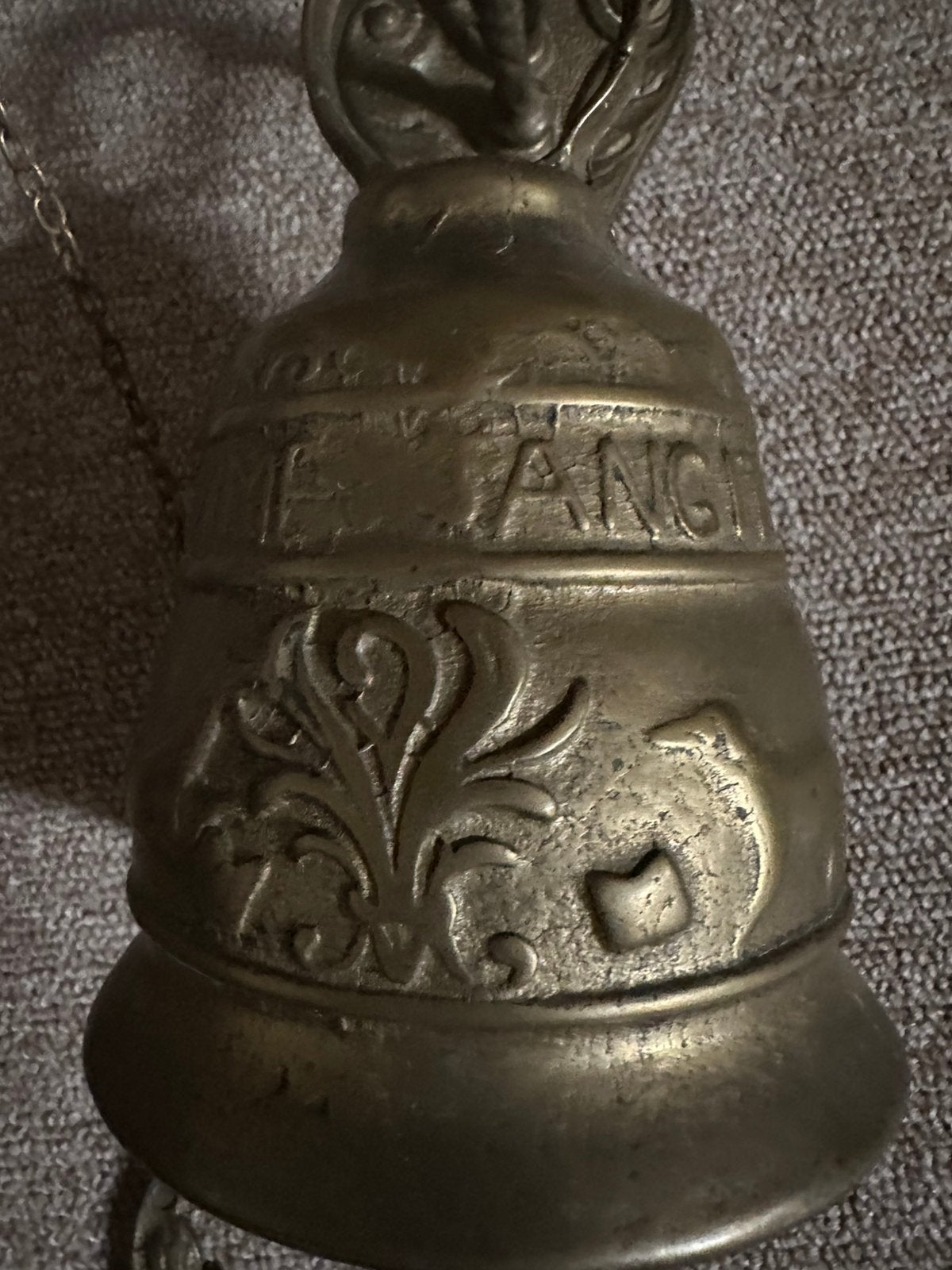 Antieke koperen deurbel, Ophalen