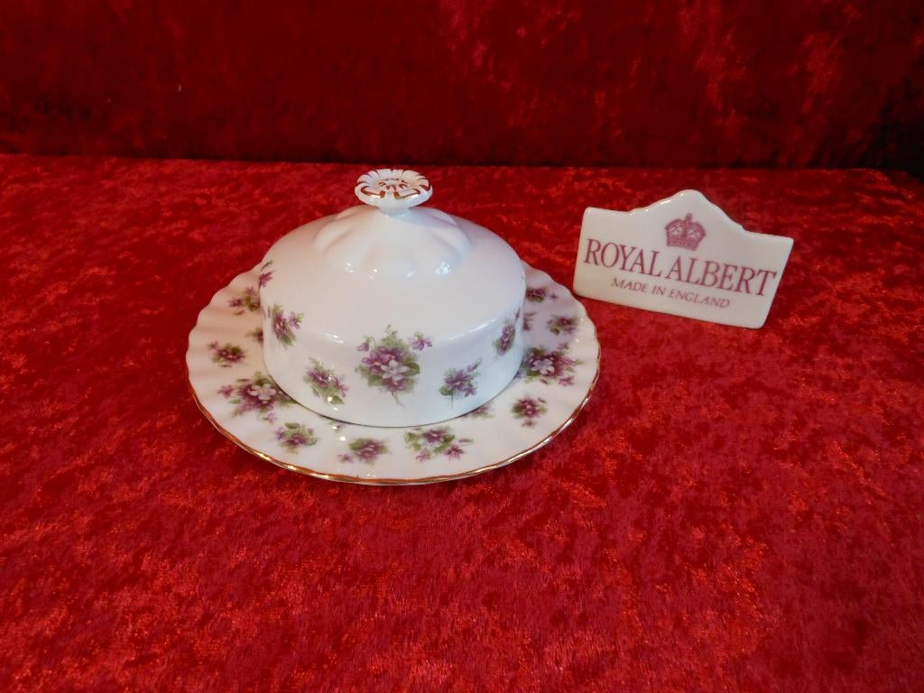 Royal Albert Sweet Violets boterklos, Ophalen of Verzenden, Zo goed als nieuw, Porselein, Overige typen