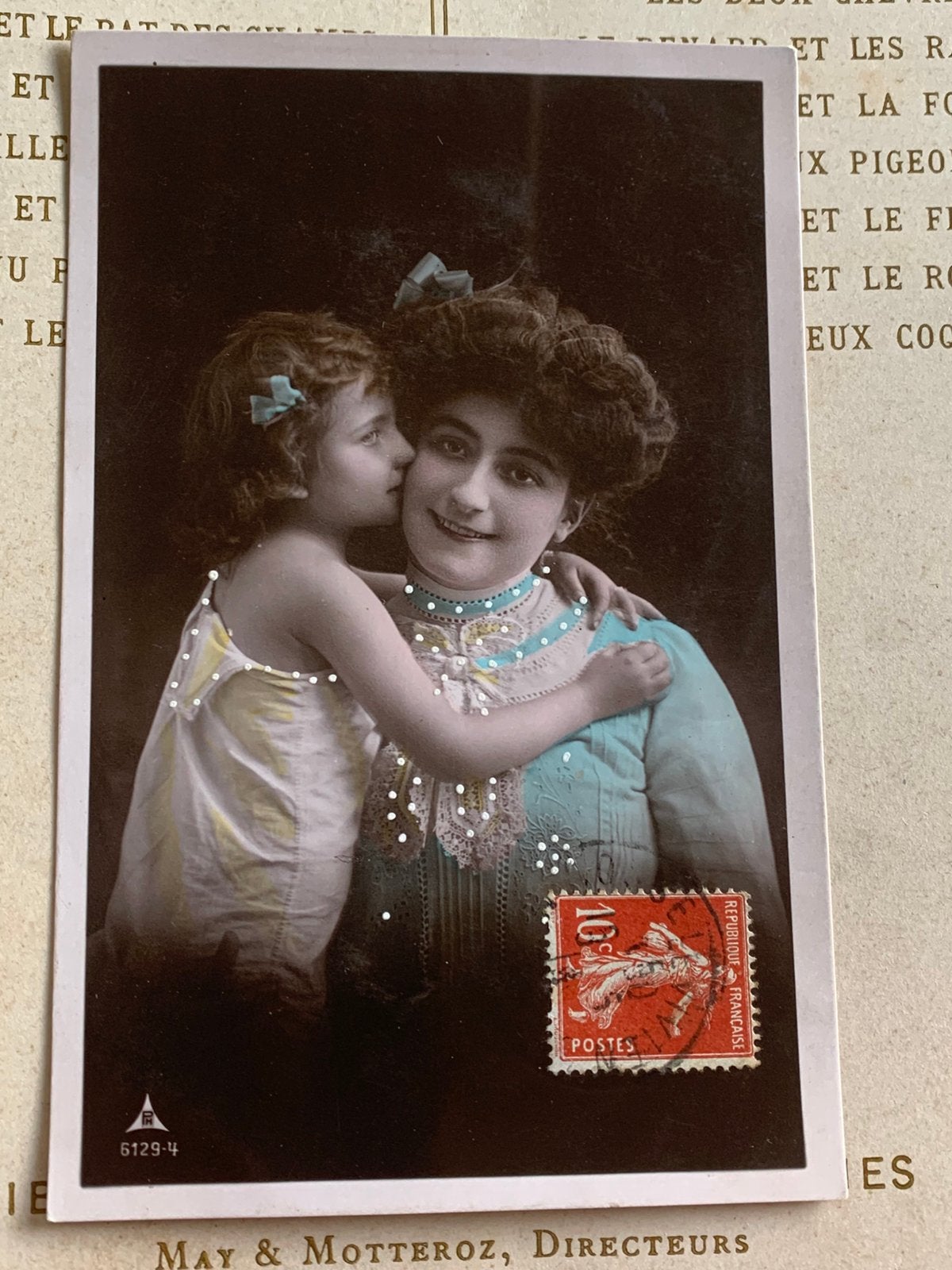 Moeder en dochter - kus (VI), Verzamelen, Ophalen of Verzenden, Voor 1920, Gelopen, Kinderen