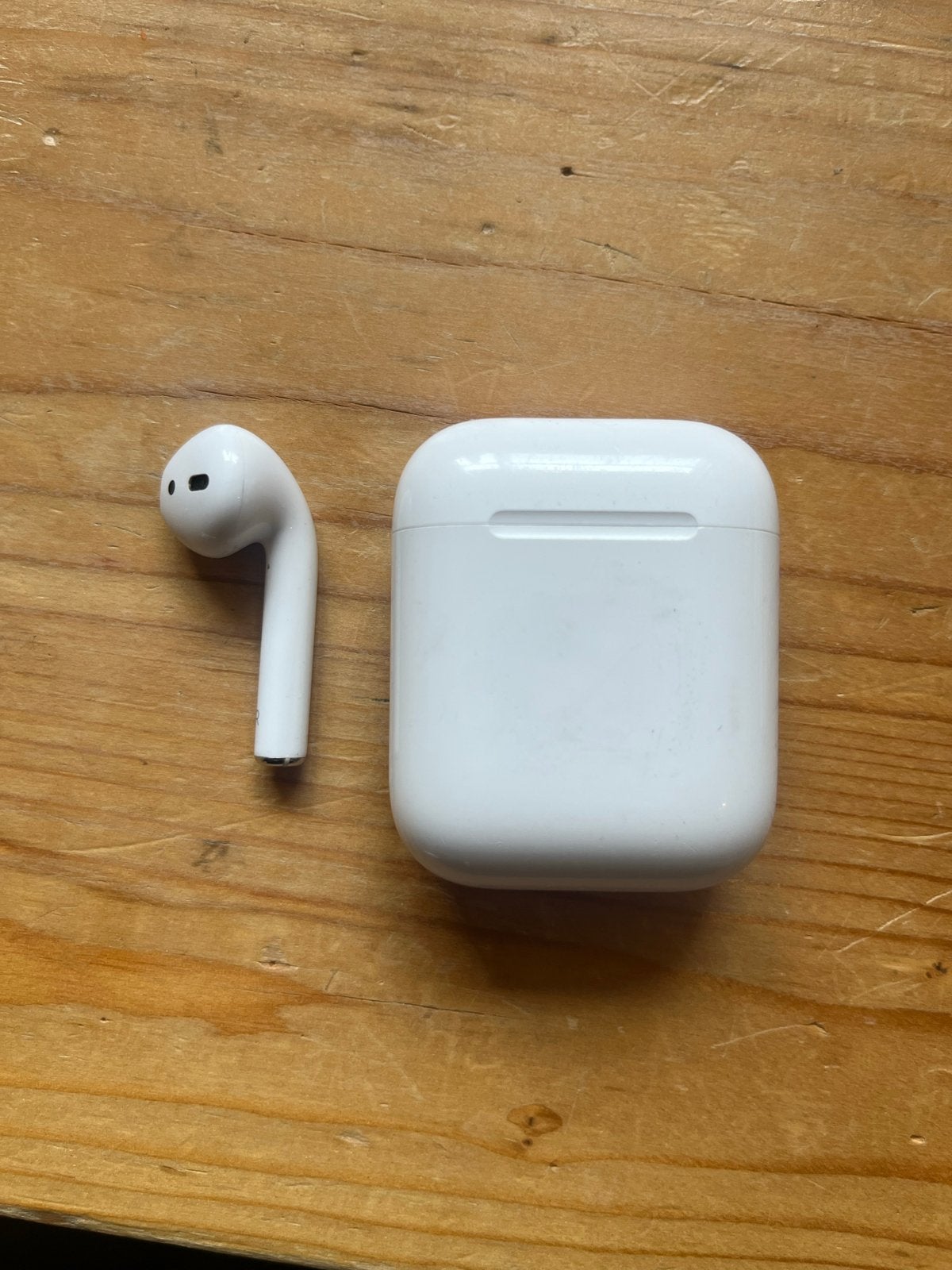 Apple AirPods (1e generatie) metcase hoesje en rechter oor, Overige merken, Gebruikt, Draadloos, Op oor (supra aural)