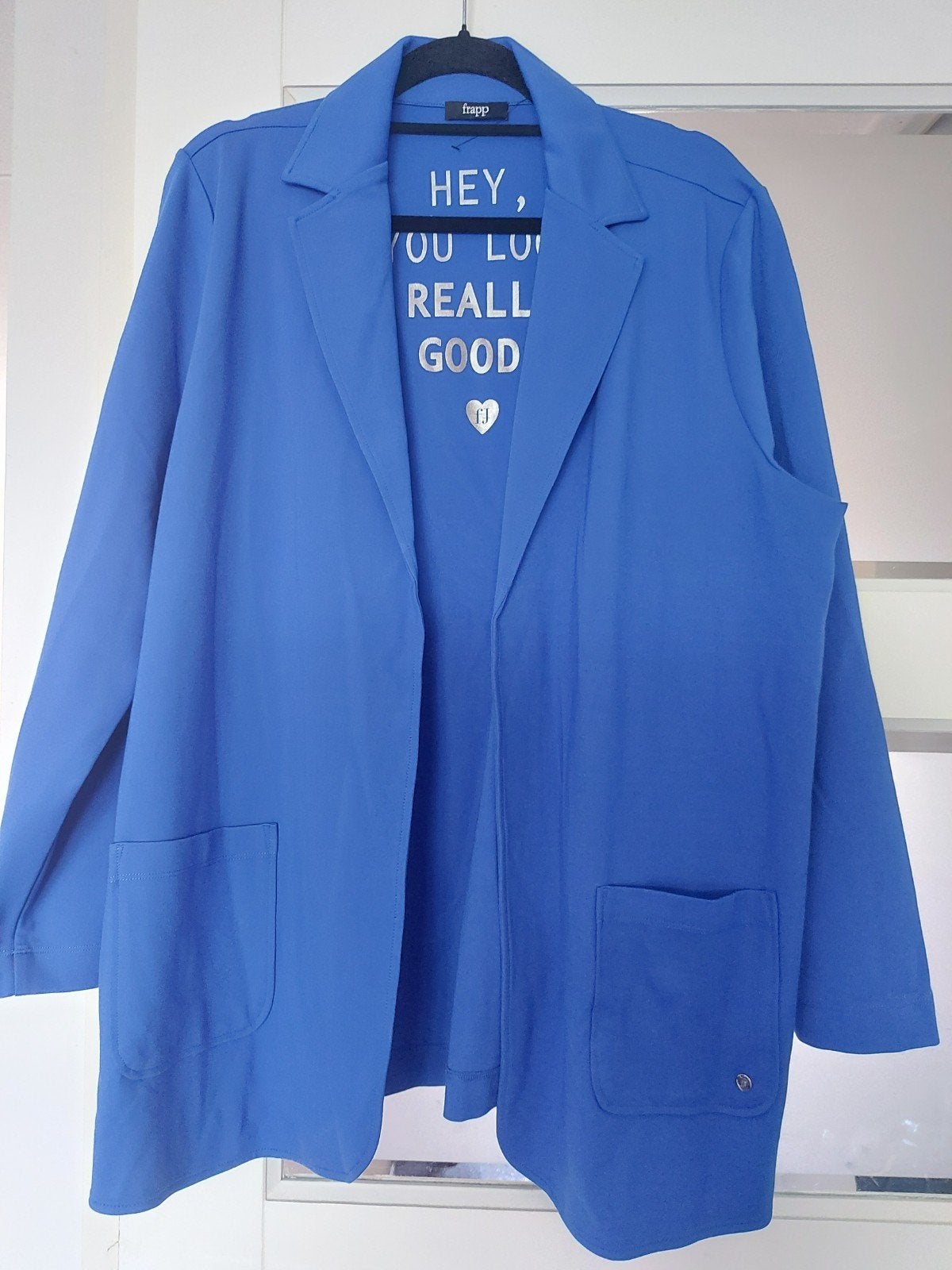 Nieuw blauw jasje maat 46 - nooit gedragen, Kleding | Dames, Jasjes, Kostuums en Pakken, Frapp, Blauw, Maat 46/48 (XL) of groter