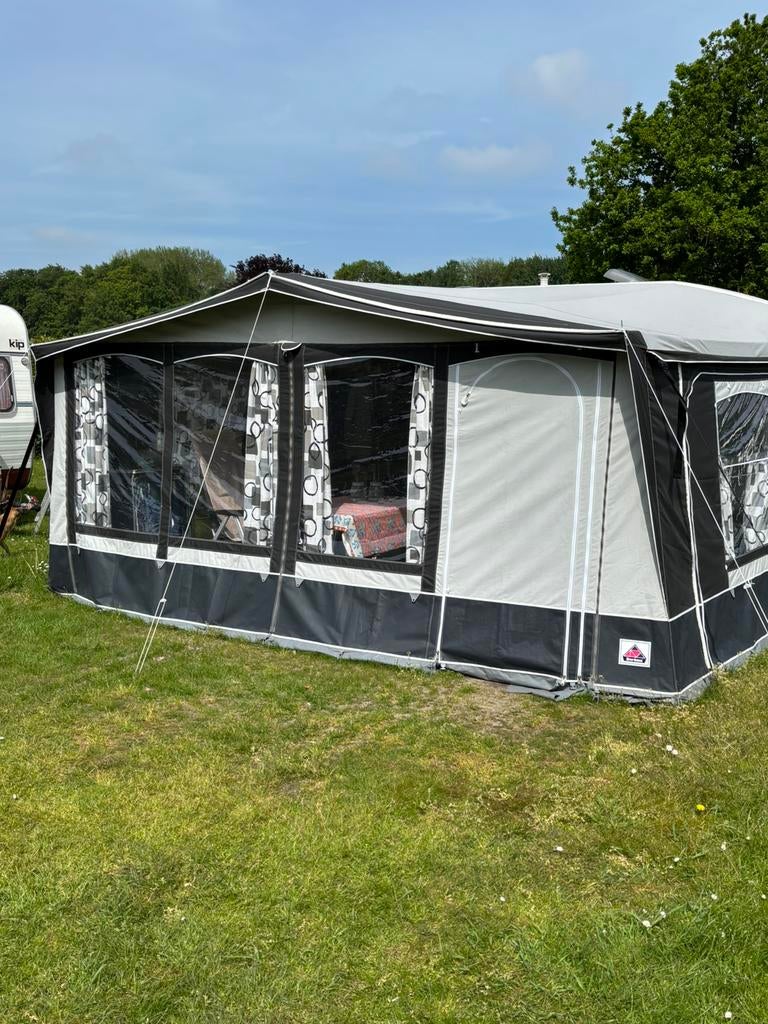 Chateau Calista 450 incl seizoenenvoortent/luifel/zakluifel., Caravans en Kamperen, Caravans, Chateau, Rondzit, Frans bed, Schokbreker