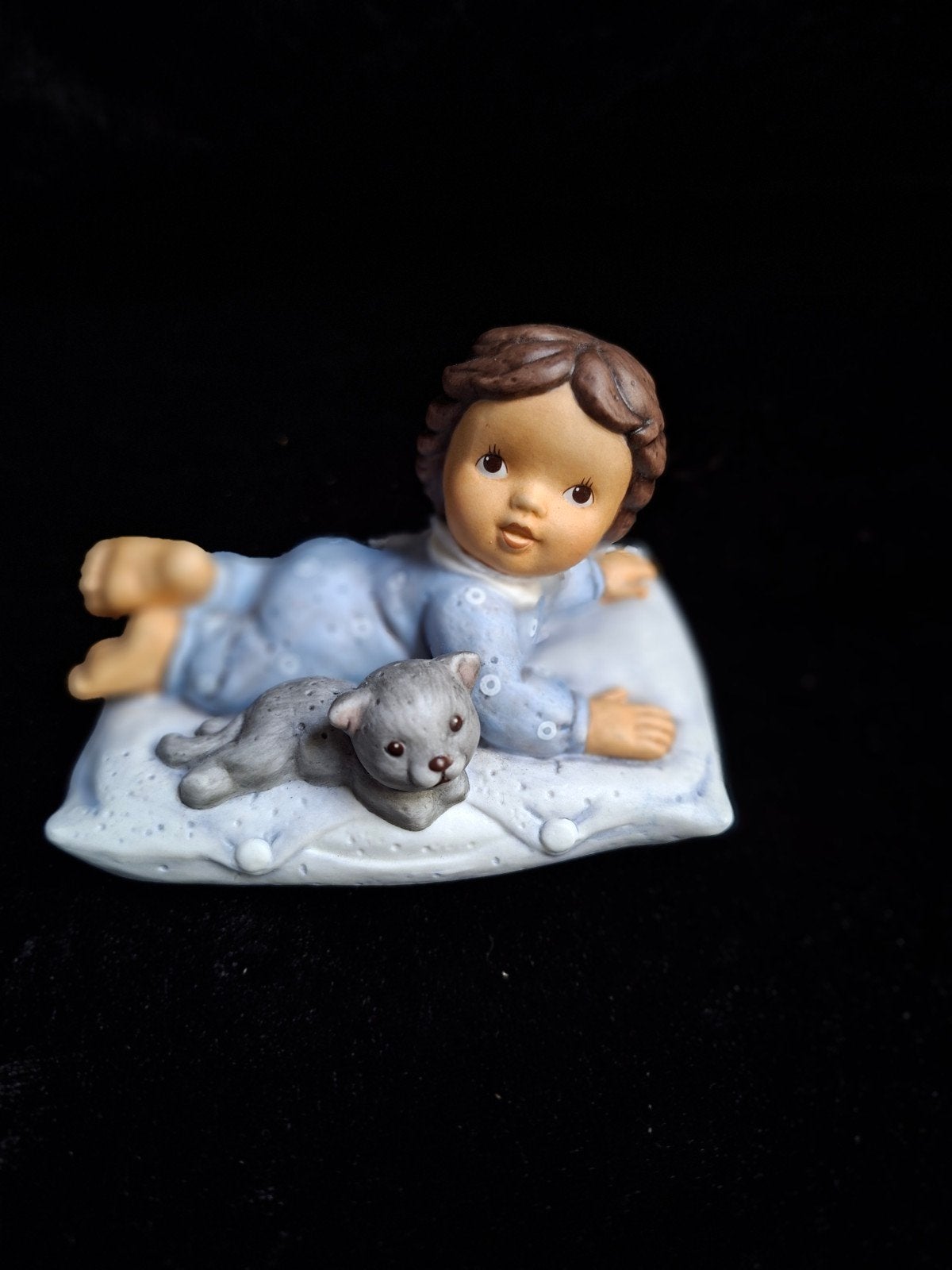 Goebel Hummel beeldje: Slapend kindje met poes, Haven 49 2871 CL, Ophalen of Verzenden, Zo goed als nieuw, Outlet Schoonhoven