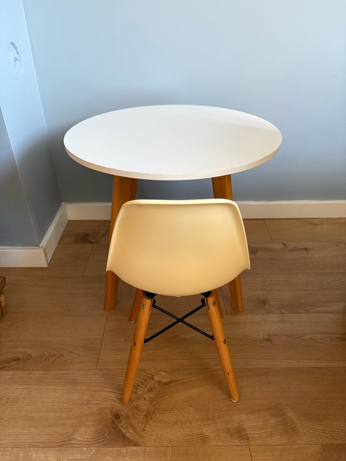 Ronde witte kindertafel met houten poten en stoeltje, Gebruikt, Rond, 55 tot 75 cm, Hout
