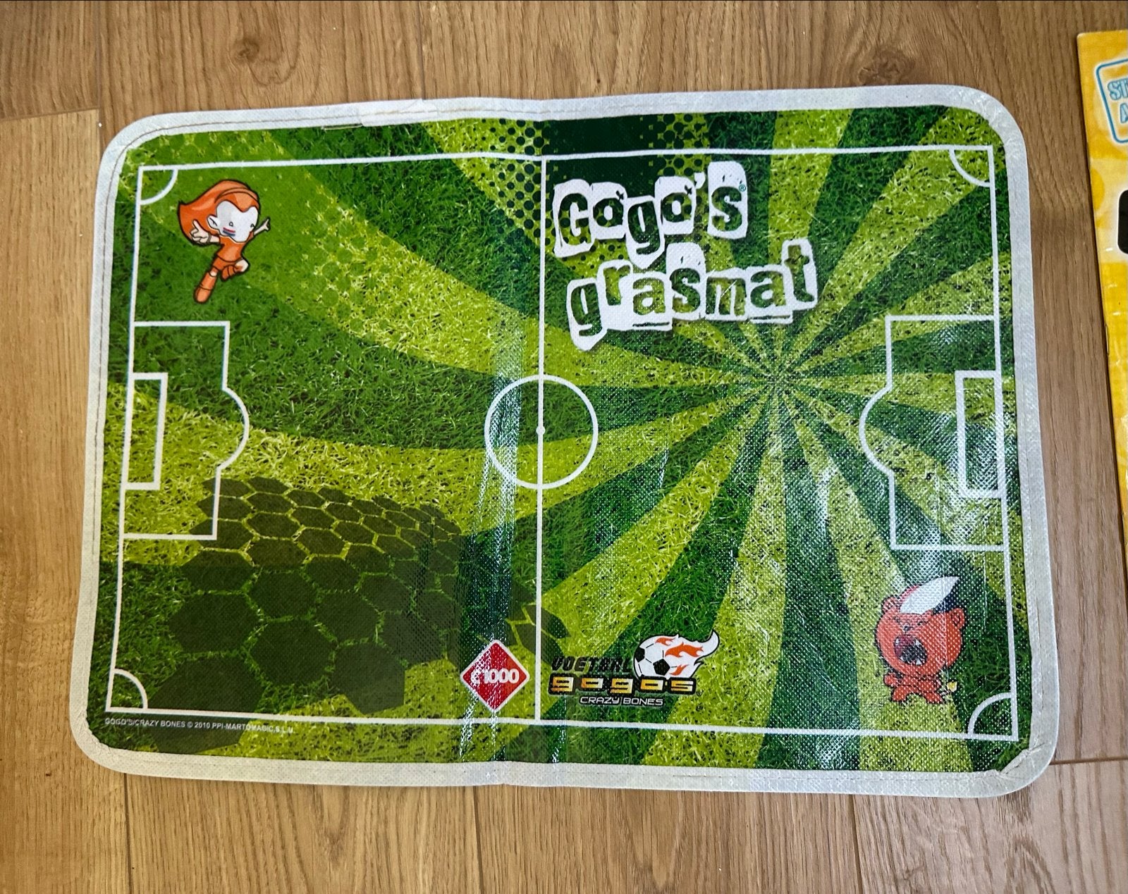Gogo's Crazy Bones collectie met grasmat en album, Ophalen of Verzenden, Gebruikt